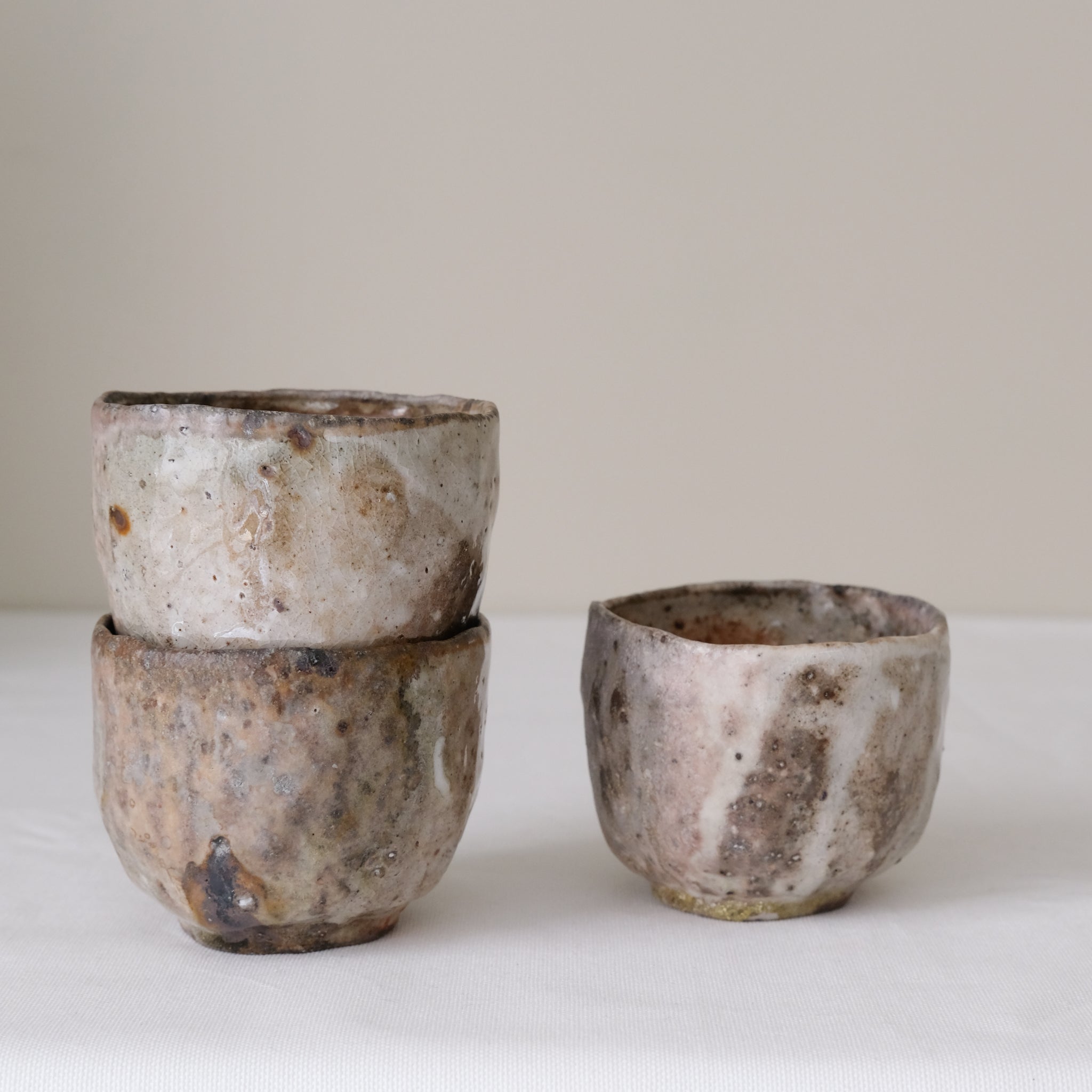 Tasse en terre recoltée 150ml cuisson feu - rose brun de Nathalie Reocreux chez Brutal Ceramics