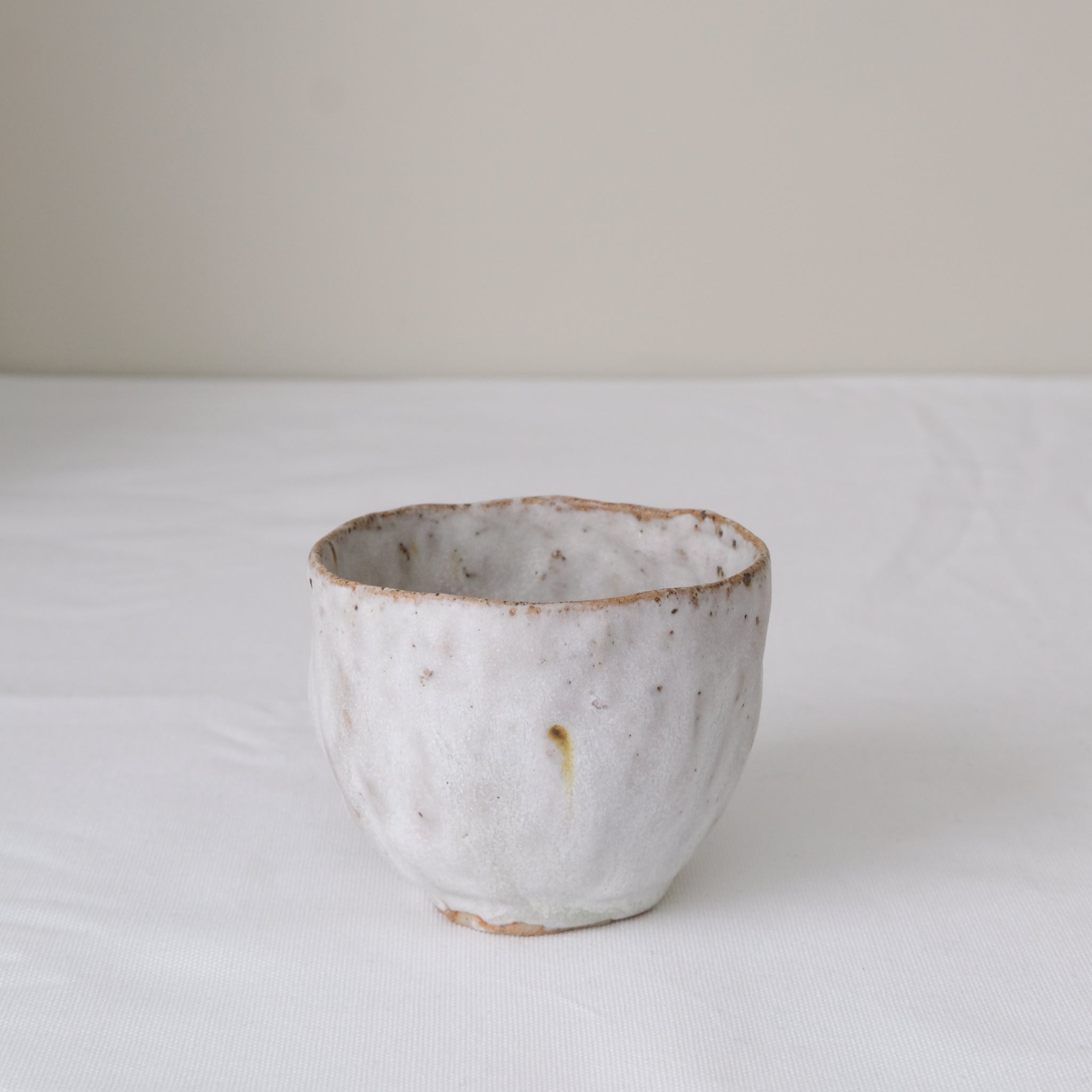 Tasse en terre recoltée 150ml - blanc mat de Nathalie Reocreux chez Brutal Ceramics