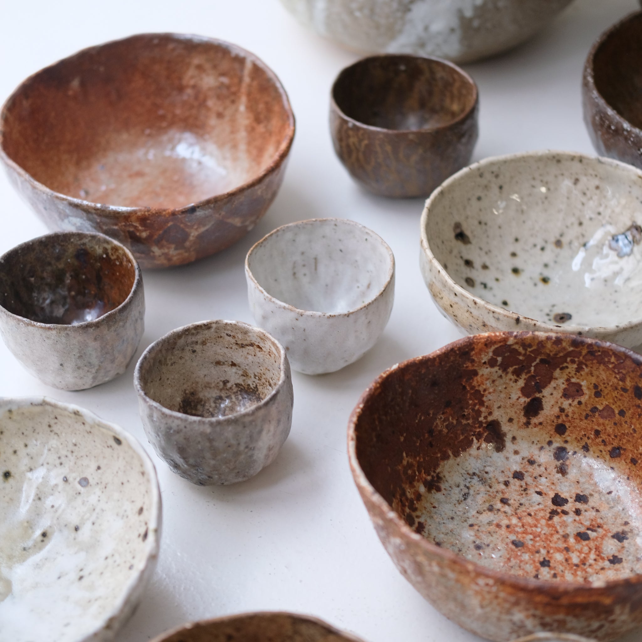 Tasse en terre recoltée 150ml cuisson feu - rose brun de Nathalie Reocreux chez Brutal Ceramics