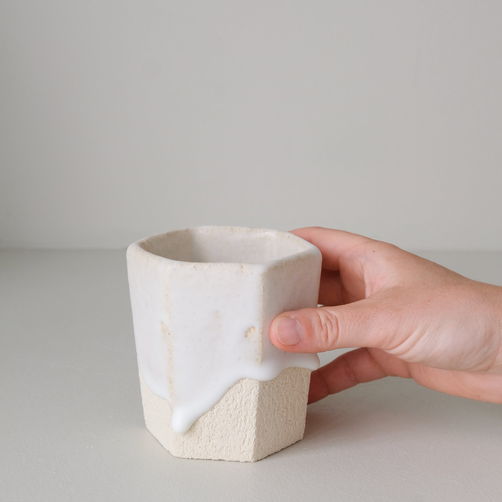Tasse hexagonale en grès blanc 230 ml - beige et blanc de Benoit Audureau chez Brutal Ceramics