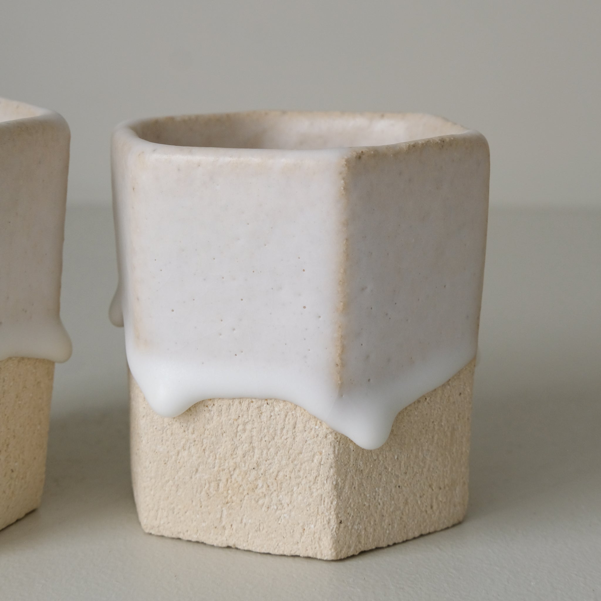 Tasse hexagonale en grès blanc 230 ml - beige et blanc de Benoit Audureau chez Brutal Ceramics