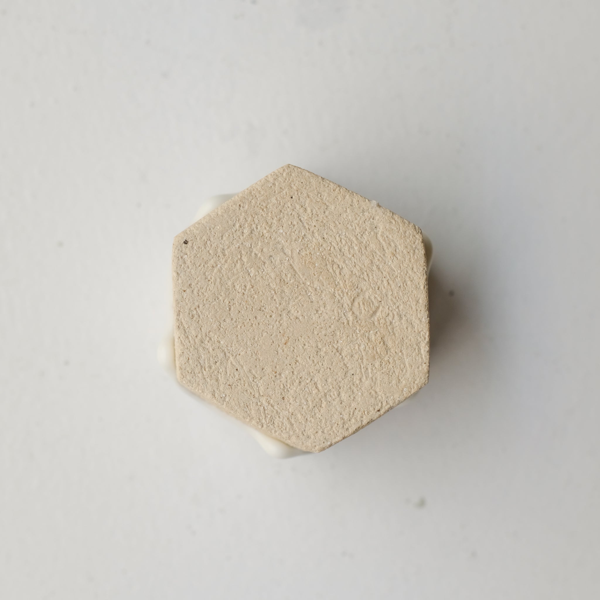 Tasse hexagonale en grès blanc 230 ml - beige et blanc de Benoit Audureau chez Brutal Ceramics