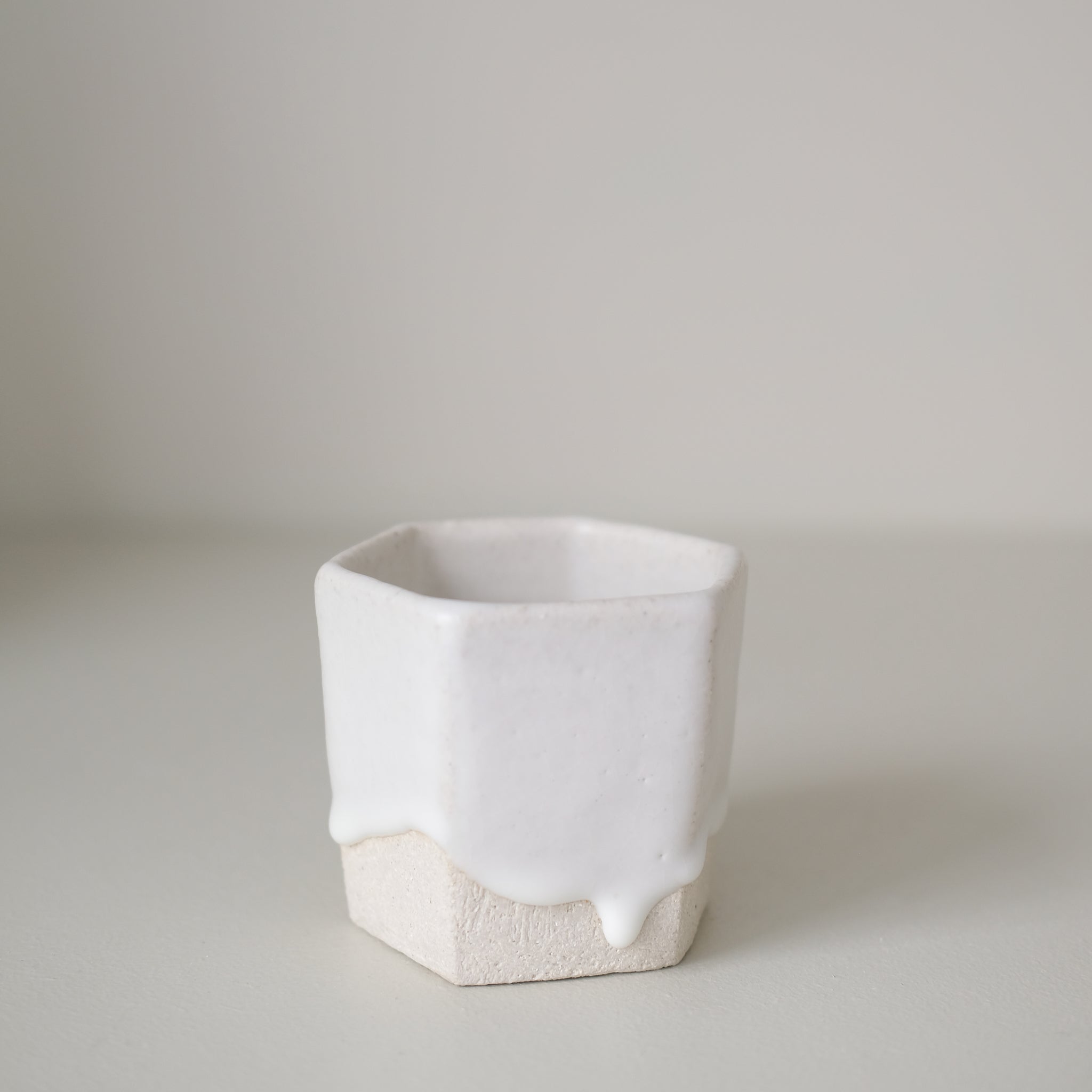 Tasse hexagonale en grès blanc 230 ml - blanc de Benoit Audureau chez Brutal Ceramics