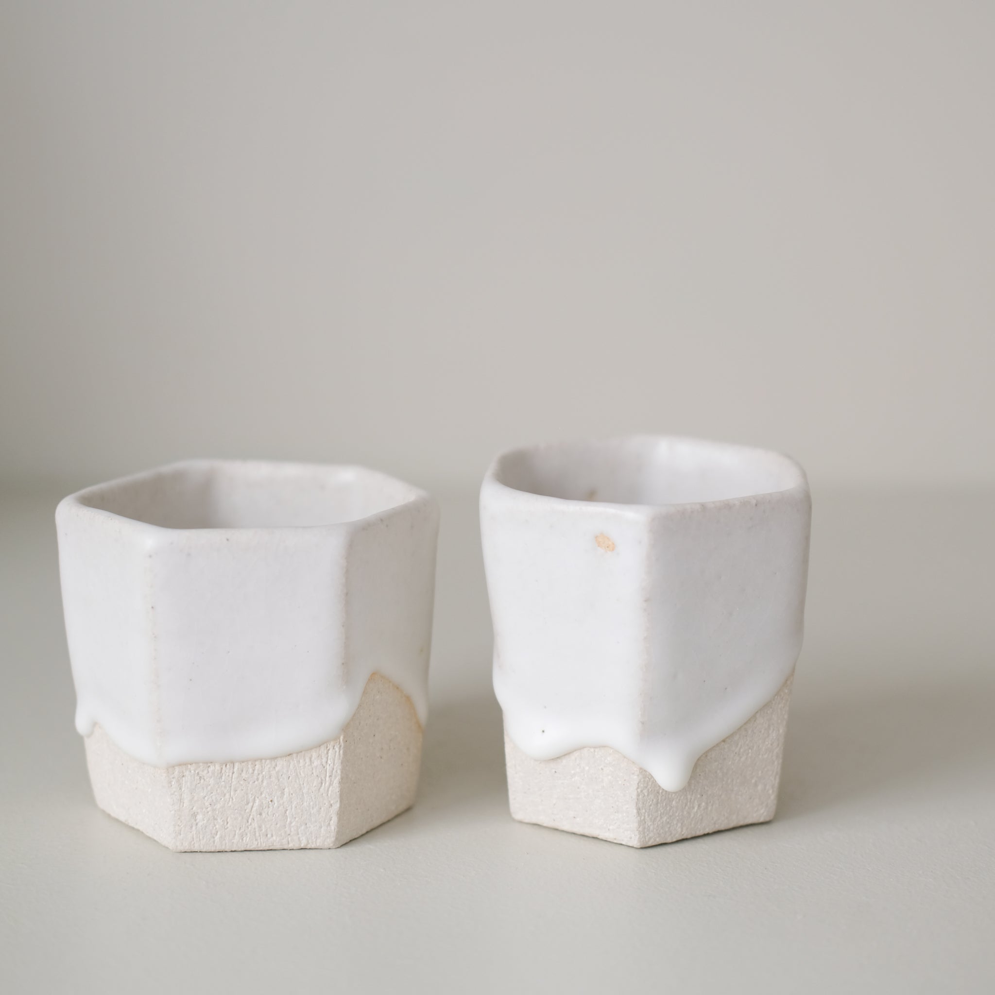 Tasse hexagonale en grès blanc 230 ml - blanc de Benoit Audureau chez Brutal Ceramics