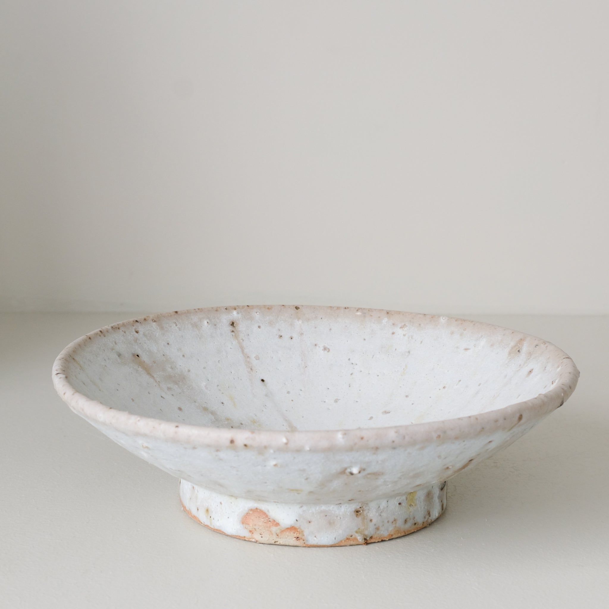 Assiette creuse sur pied en grès D 21 cm - blanc beige de Benoit Audureau chez Brutal Ceramics