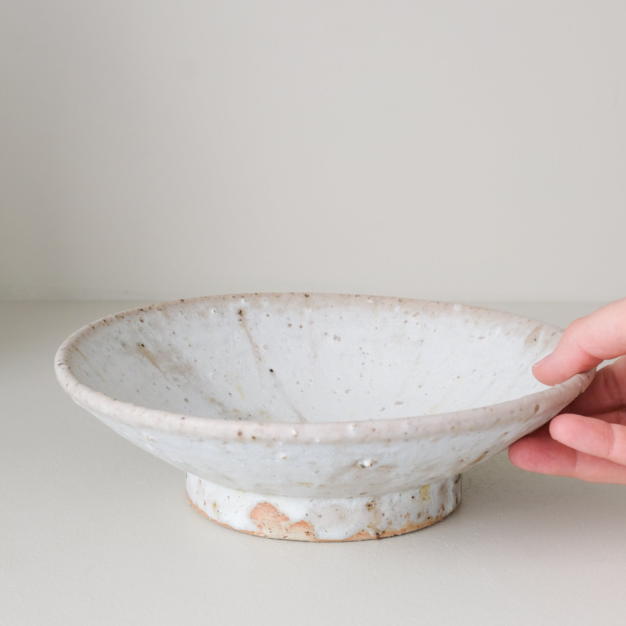 Assiette creuse sur pied en grès D 21 cm - blanc beige de Benoit Audureau chez Brutal Ceramics