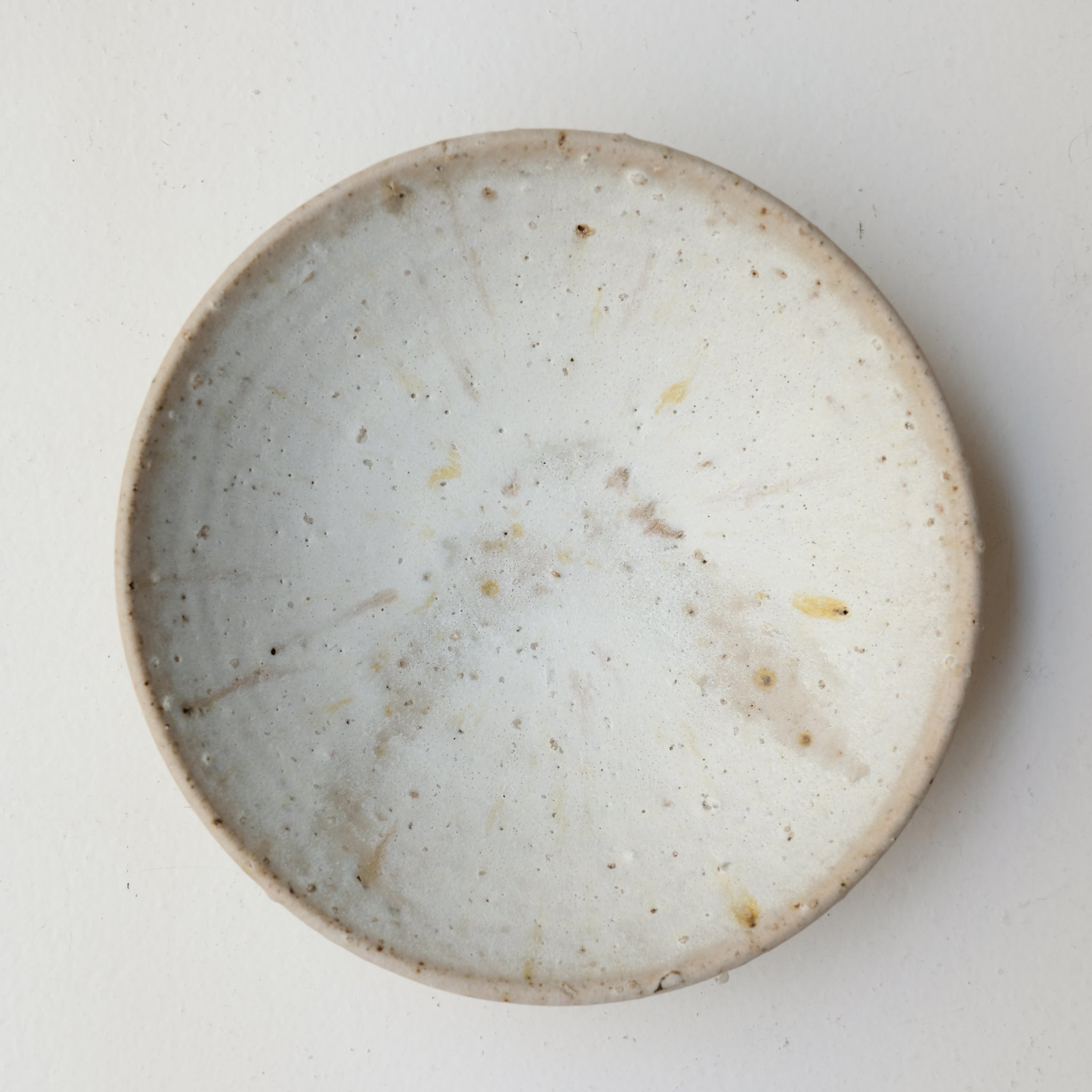 Assiette creuse sur pied en grès D 21 cm - blanc beige de Benoit Audureau chez Brutal Ceramics