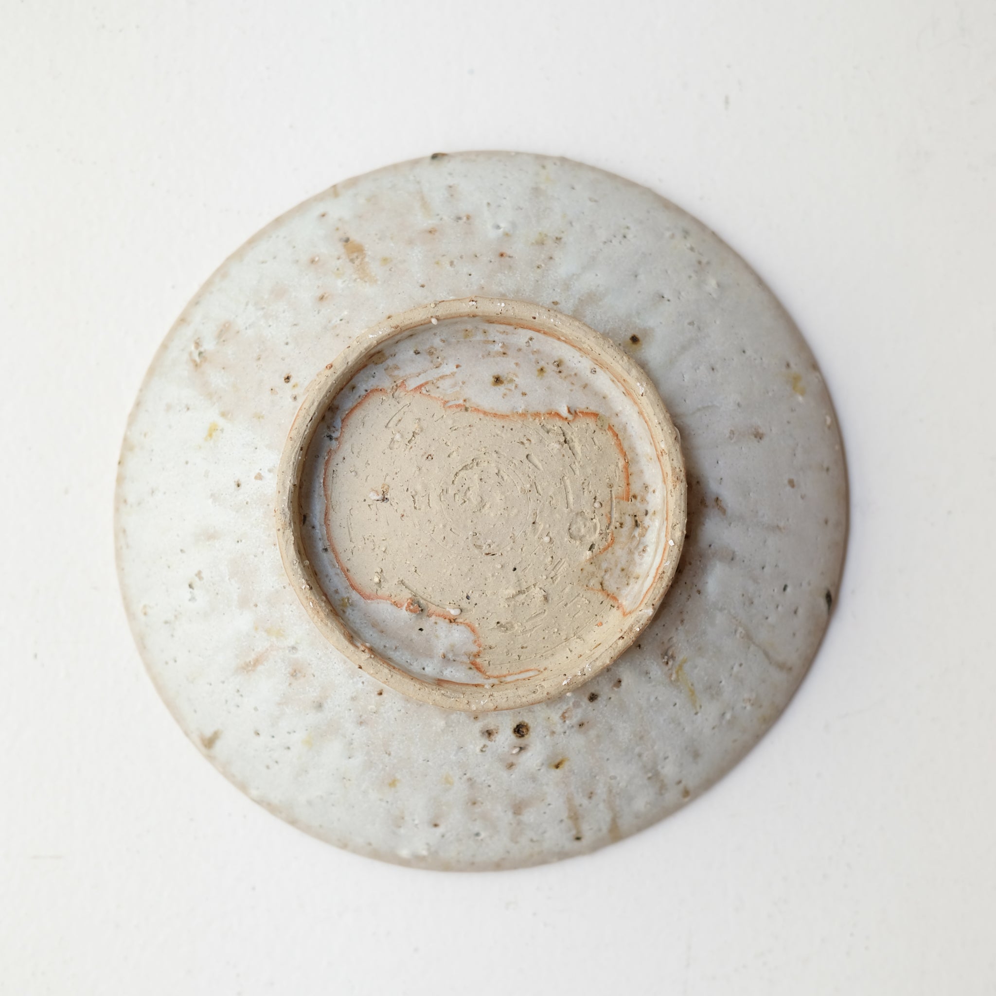 Assiette creuse sur pied en grès D 21 cm - blanc beige de Benoit Audureau chez Brutal Ceramics
