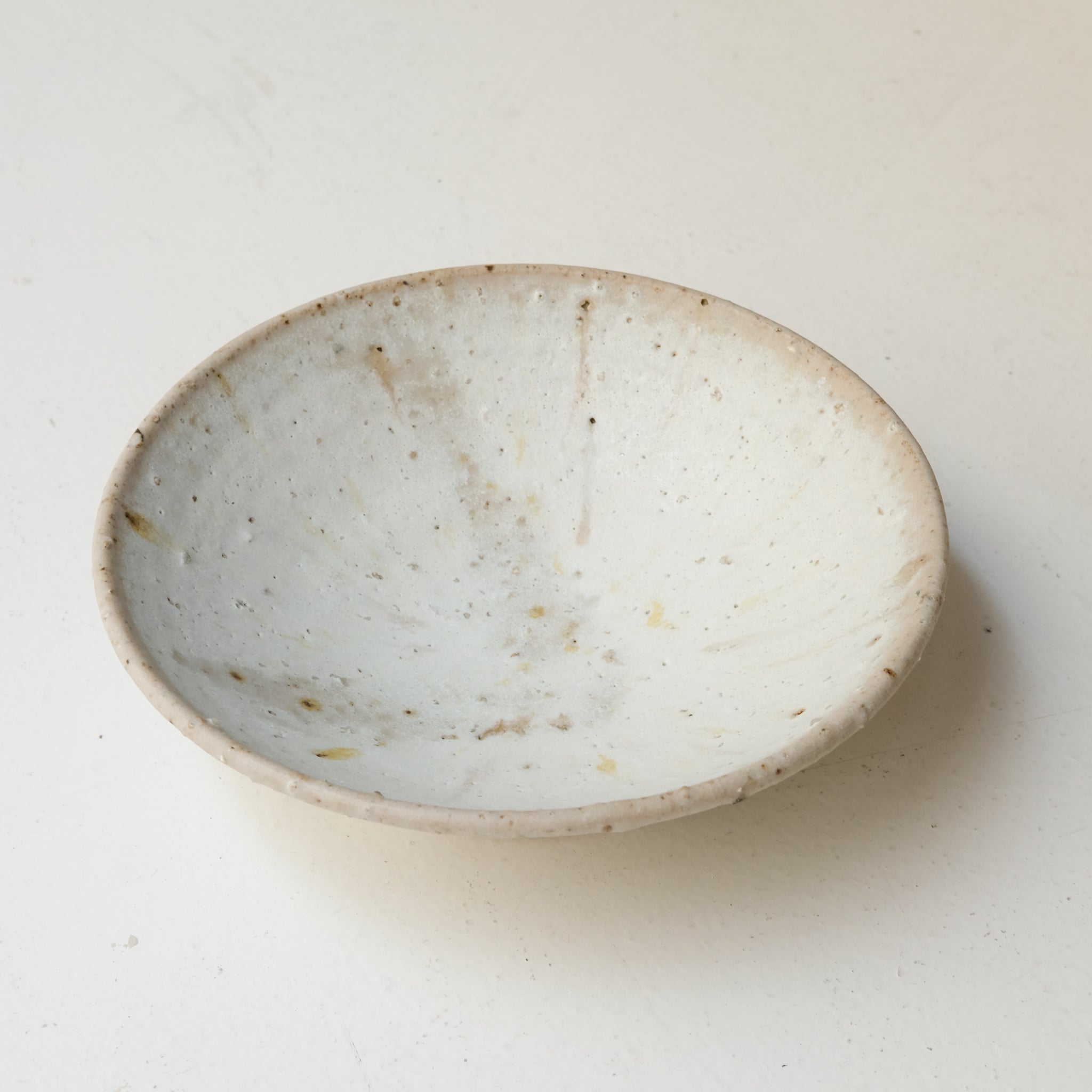 Assiette creuse sur pied en grès D 21 cm - blanc beige de Benoit Audureau chez Brutal Ceramics