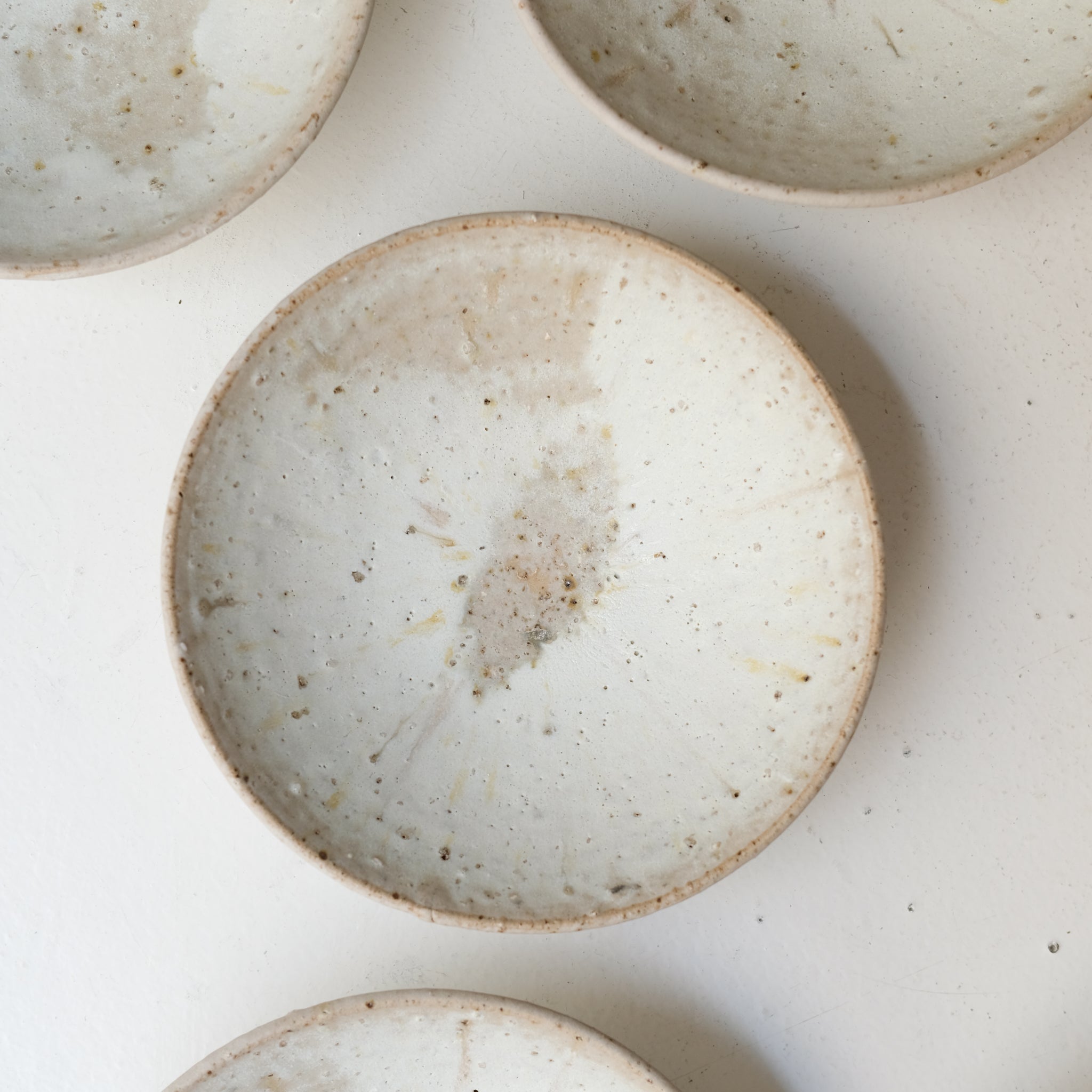 Assiette creuse sur pied en grès D 21 cm - blanc beige de Benoit Audureau chez Brutal Ceramics