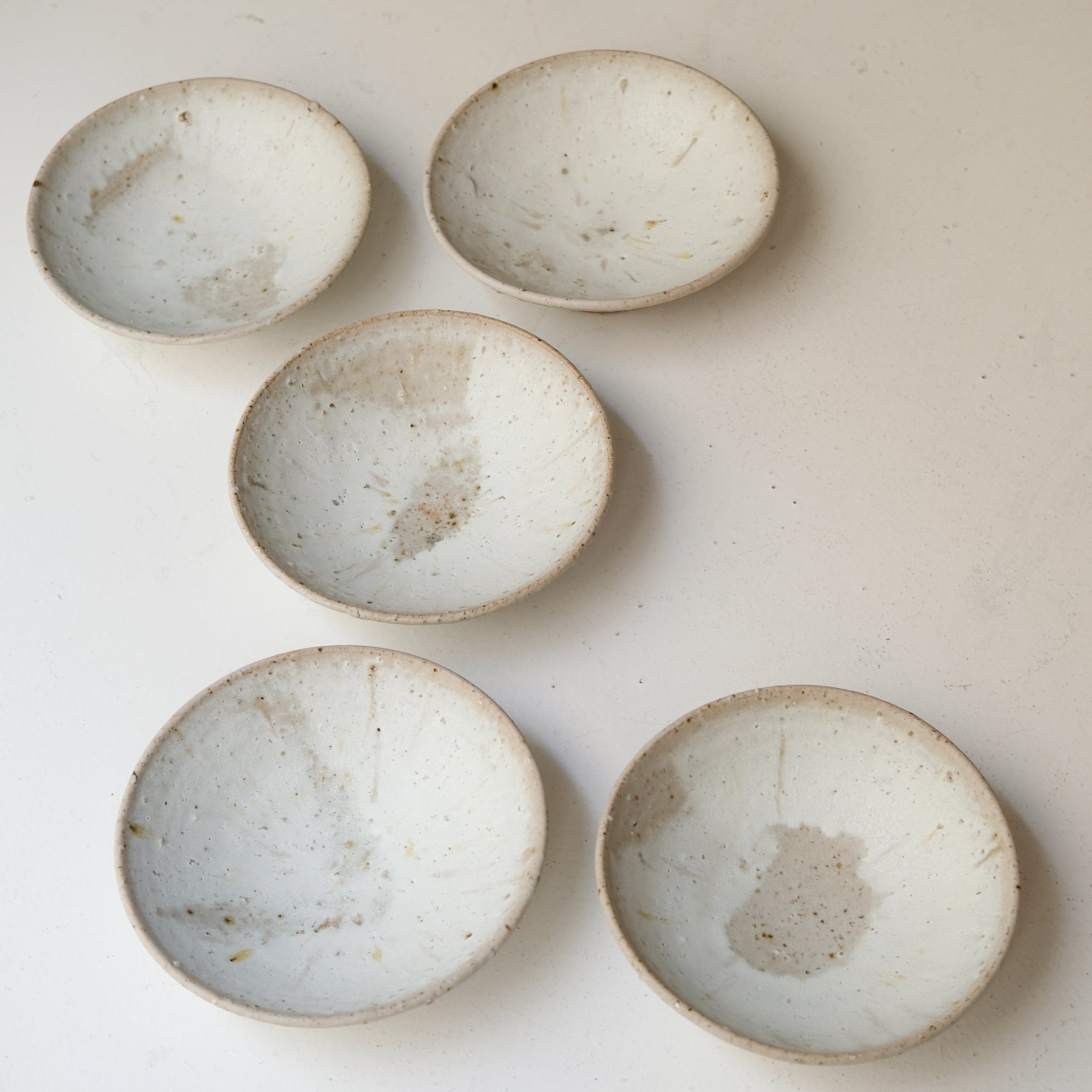 Assiette creuse sur pied en grès D 21 cm - blanc beige de Benoit Audureau chez Brutal Ceramics
