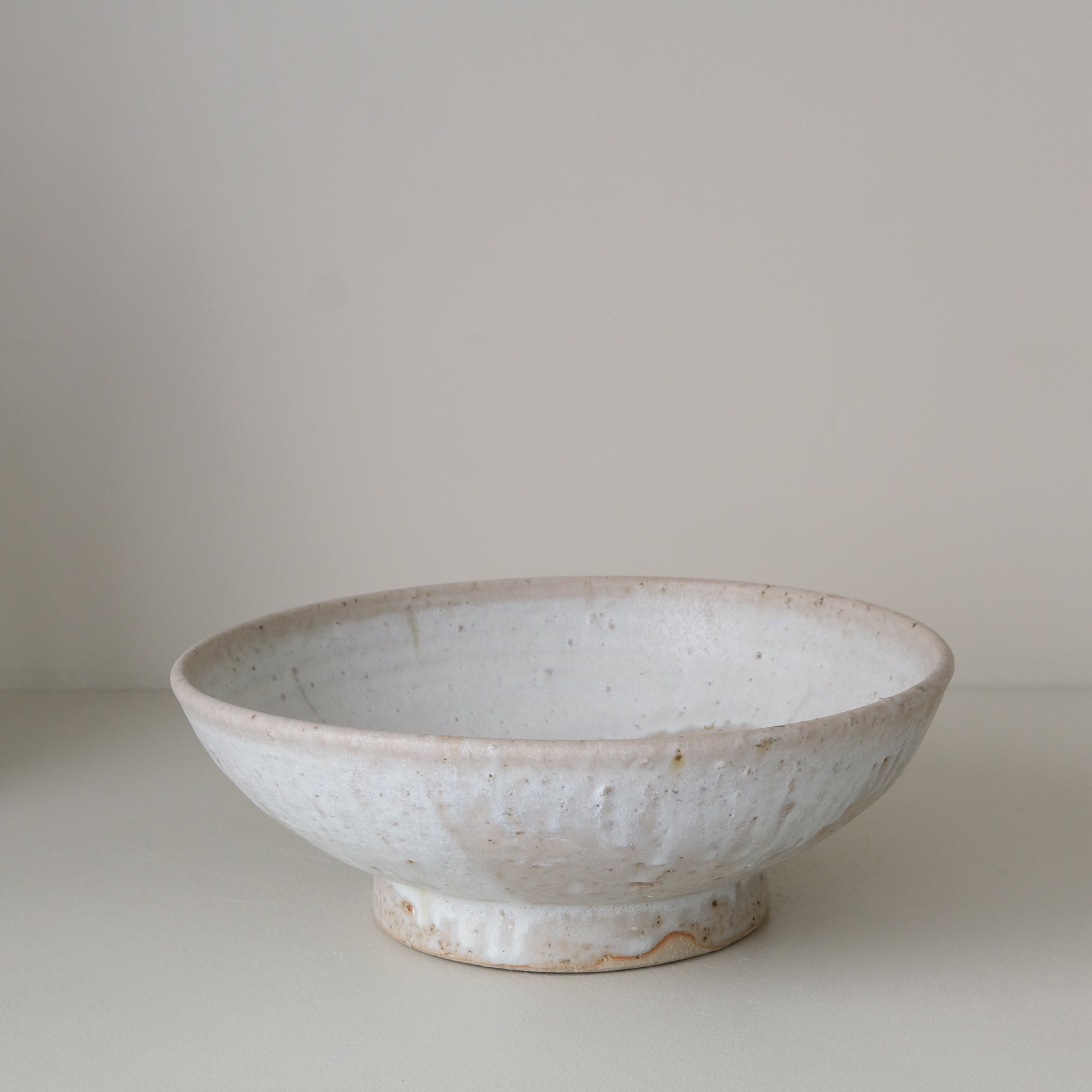 Saladier sur pied en grès D 30 cm - blanc beige de Benoit Audureau chez Brutal Ceramics