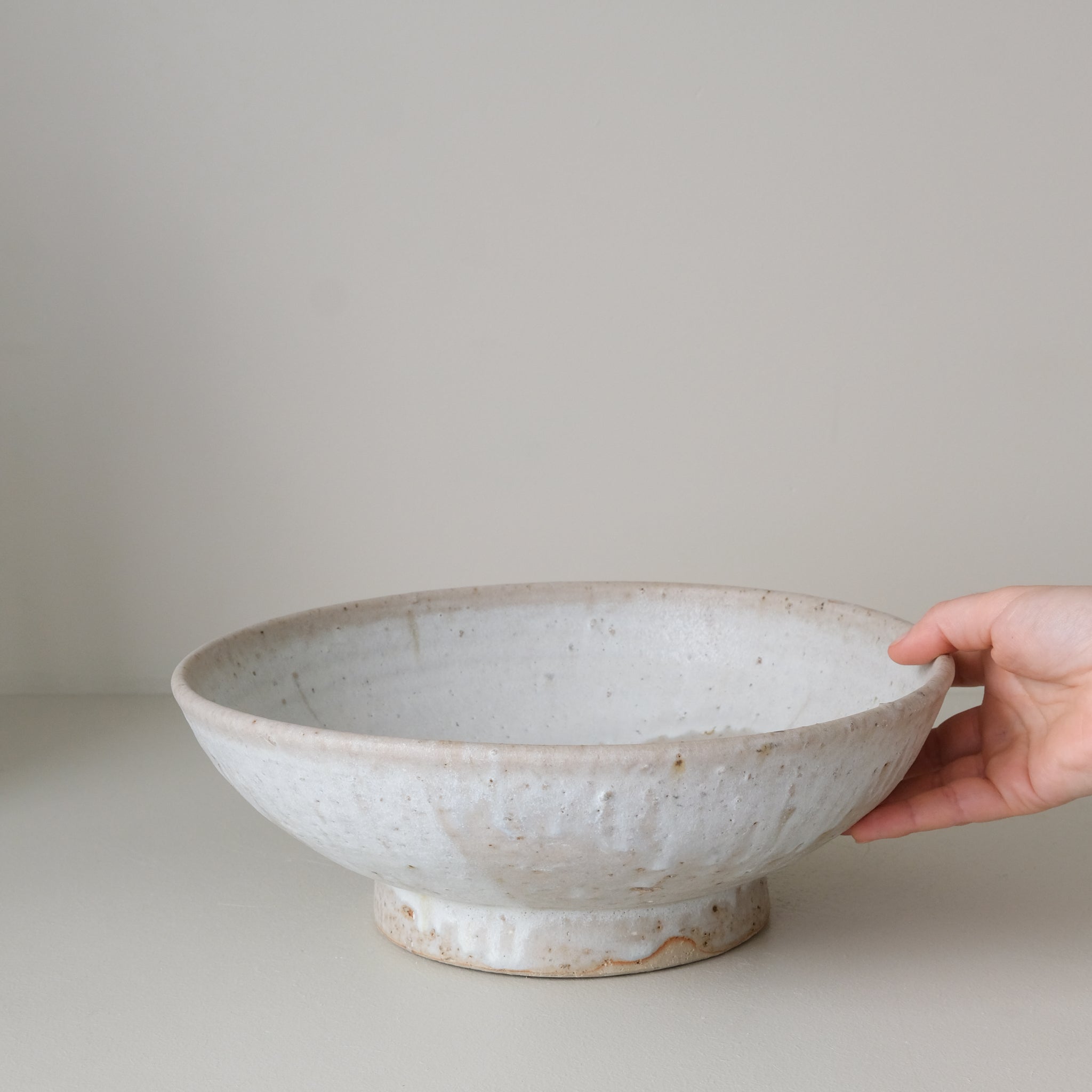 Saladier sur pied en grès D 30 cm - blanc beige de Benoit Audureau chez Brutal Ceramics