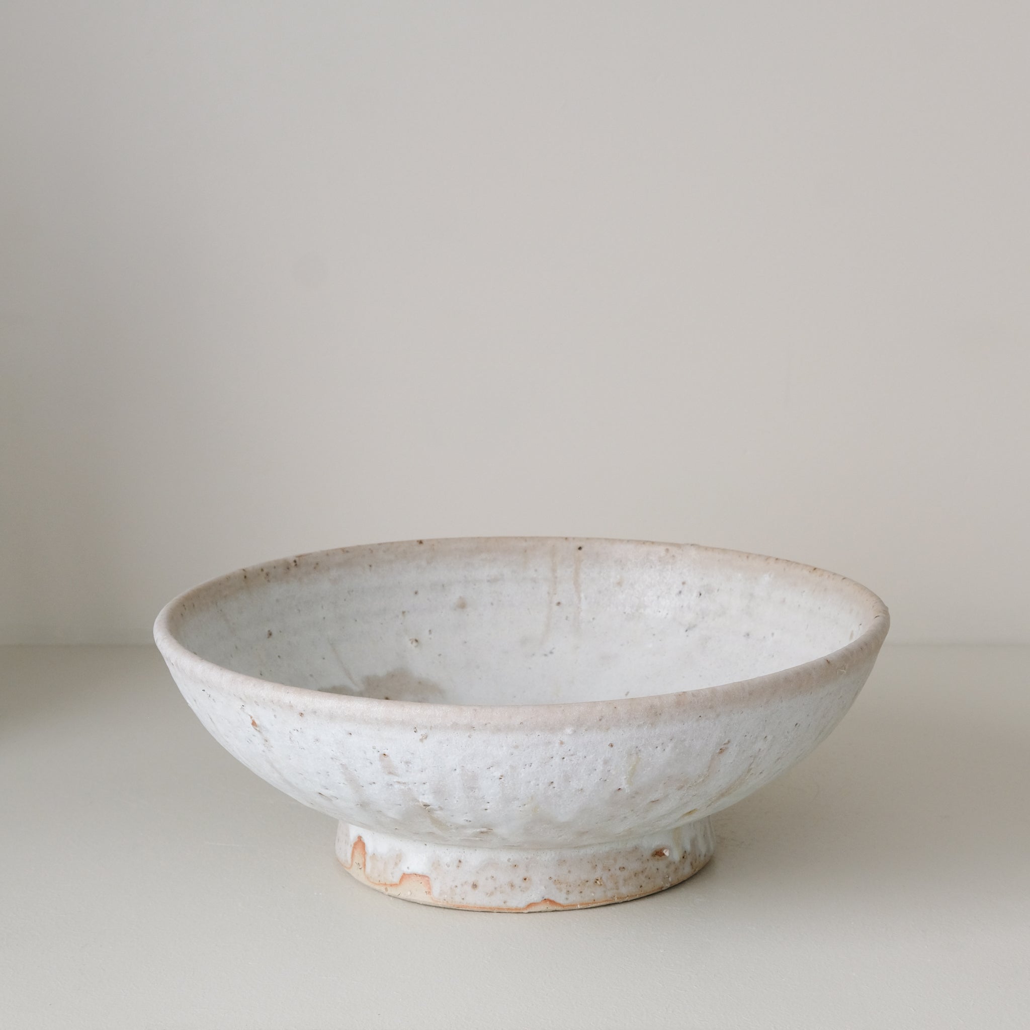 Saladier sur pied en grès D 30 cm - blanc beige de Benoit Audureau chez Brutal Ceramics