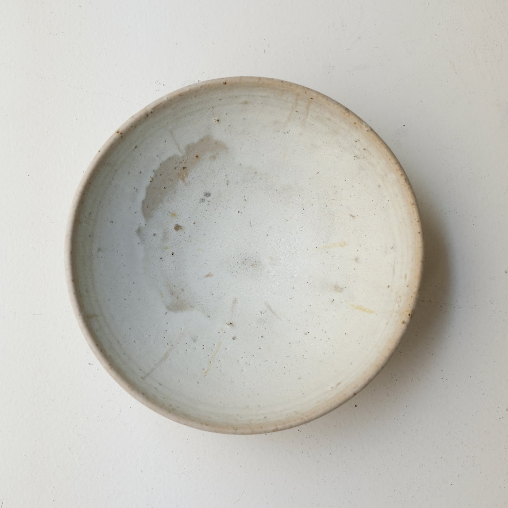 Saladier sur pied en grès D 30 cm - blanc beige de Benoit Audureau chez Brutal Ceramics
