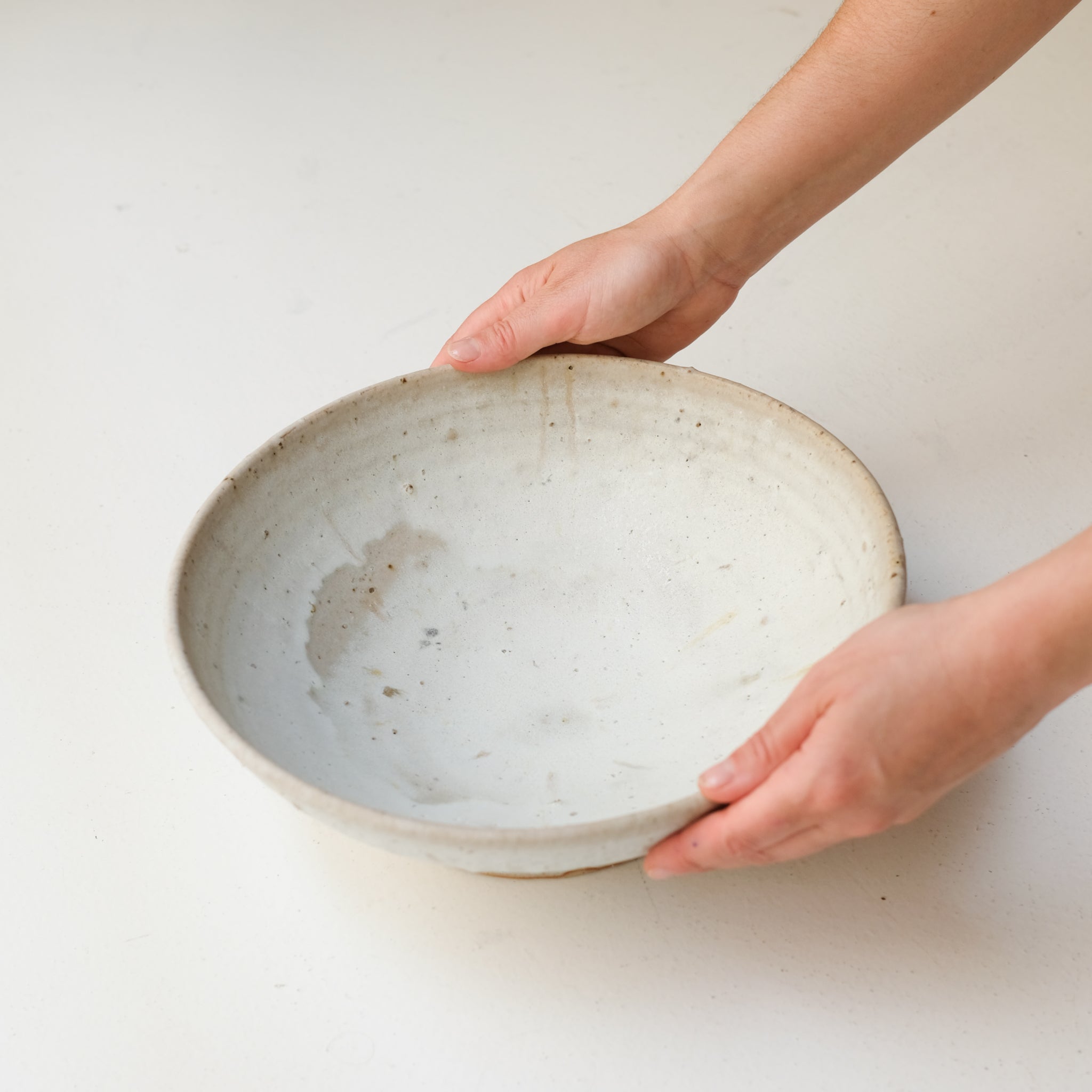 Saladier sur pied en grès D 30 cm - blanc beige de Benoit Audureau chez Brutal Ceramics