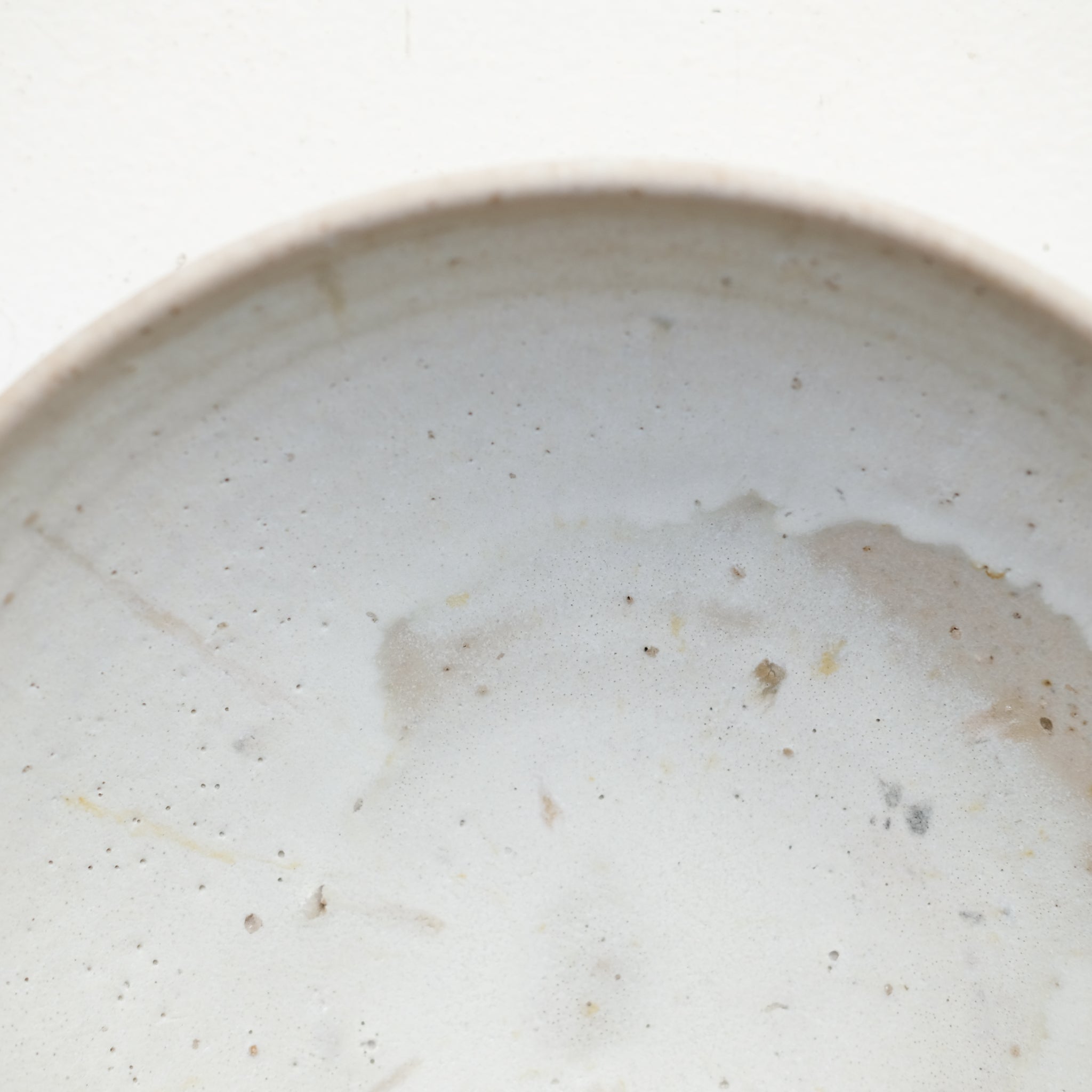 Saladier sur pied en grès D 30 cm - blanc beige de Benoit Audureau chez Brutal Ceramics