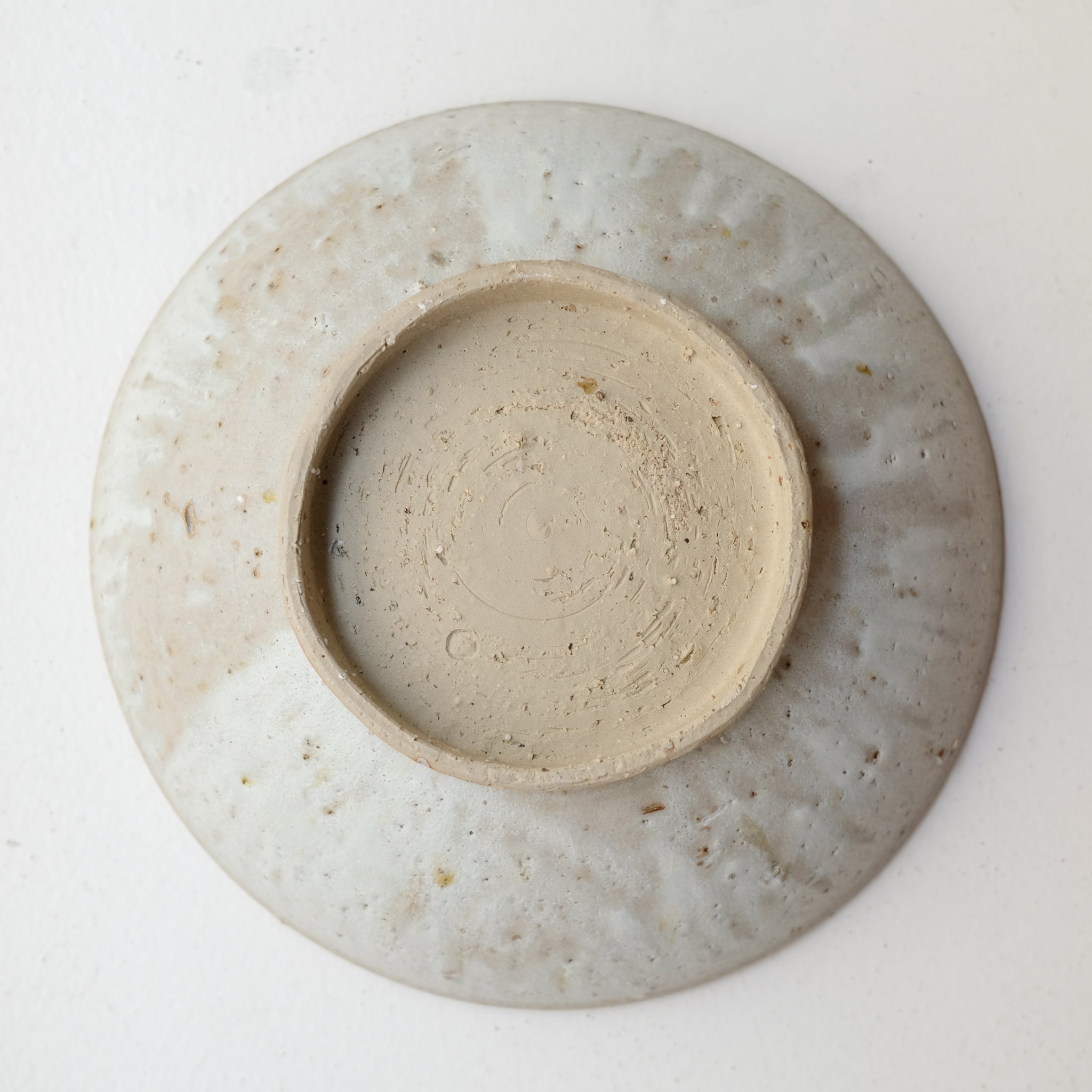 Saladier sur pied en grès D 30 cm - blanc beige de Benoit Audureau chez Brutal Ceramics