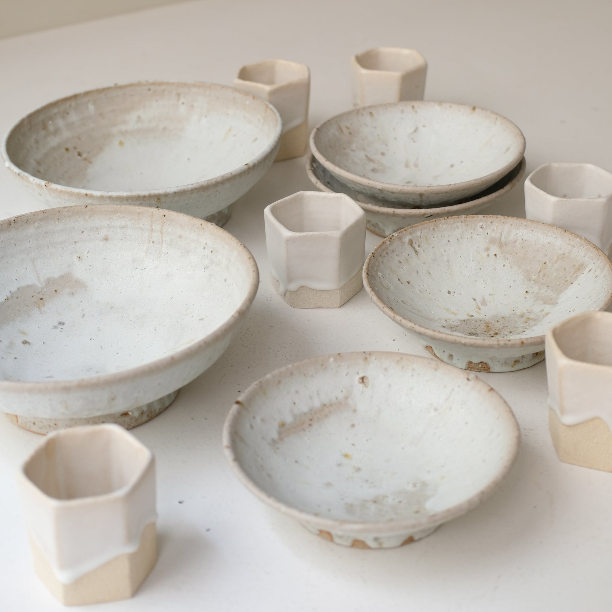 Tasse hexagonale en grès blanc 230 ml - blanc de Benoit Audureau chez Brutal Ceramics