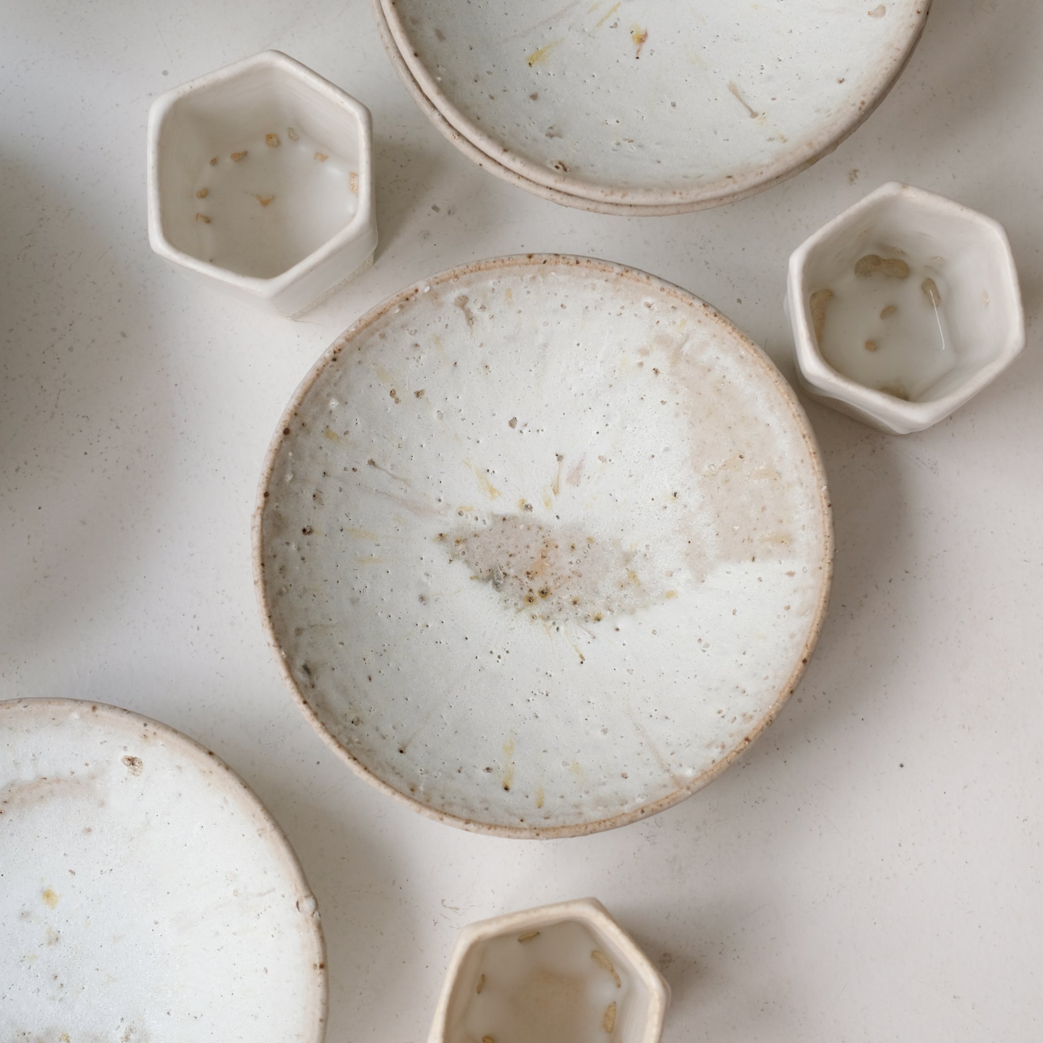 Assiette creuse sur pied en grès D 21 cm - blanc beige de Benoit Audureau chez Brutal Ceramics