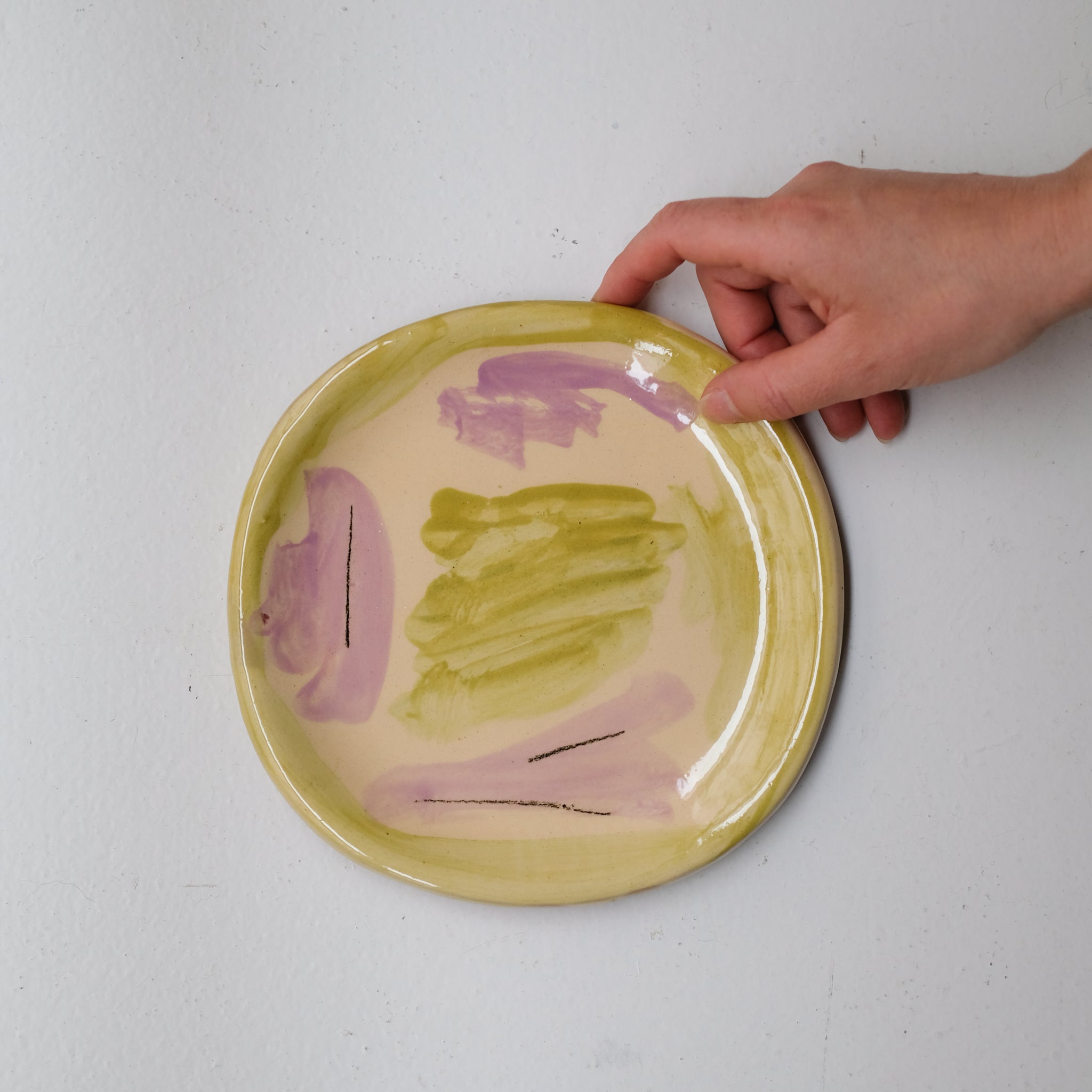Assiette SU26HB02 en faïence rouge D 19,5cm - Multicolore d'Héloise Bariol chez Brutal Ceramics