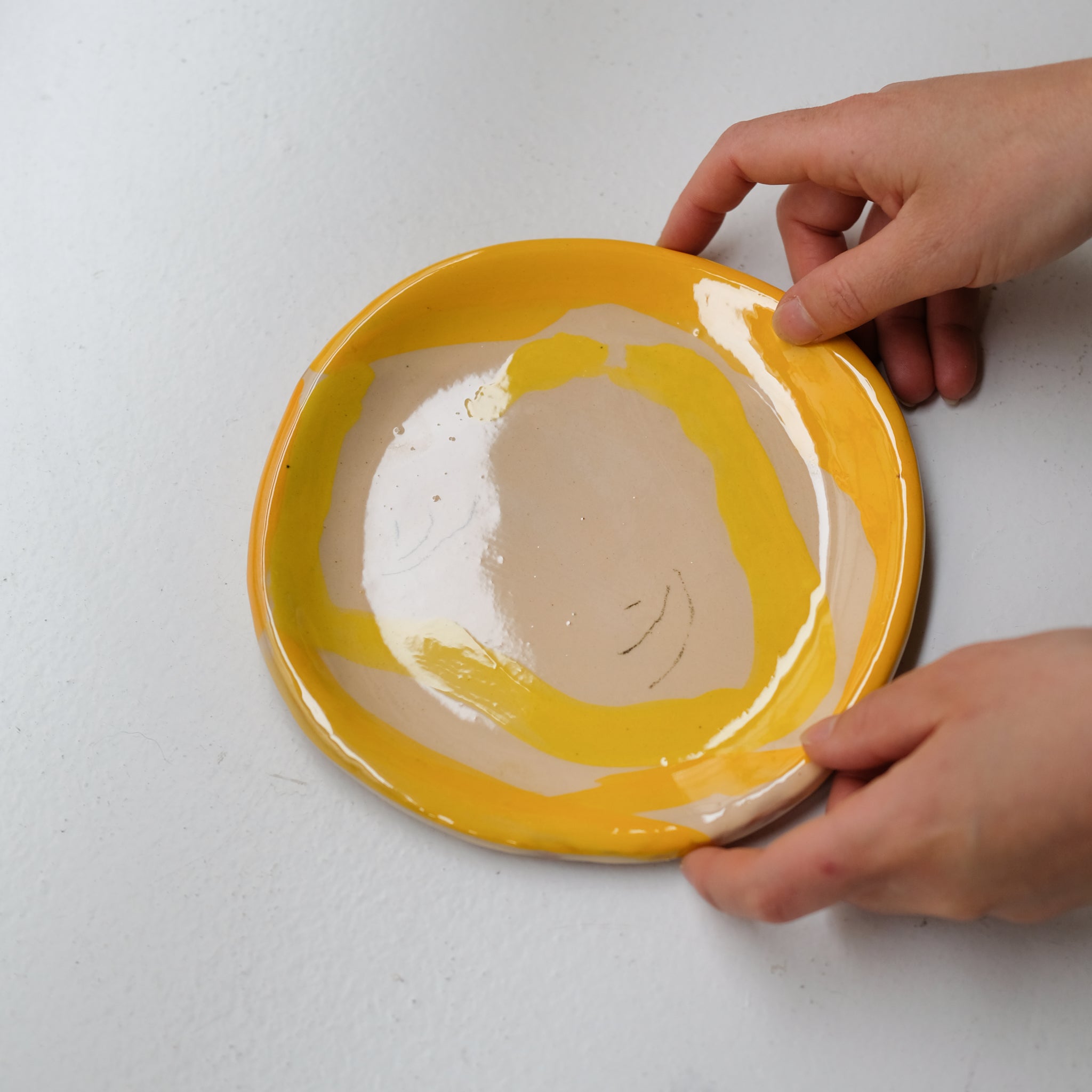 Assiette SU26HB04 en faïence rouge D 19,5cm - Multicolore d'Héloise Bariol chez Brutal Ceramics