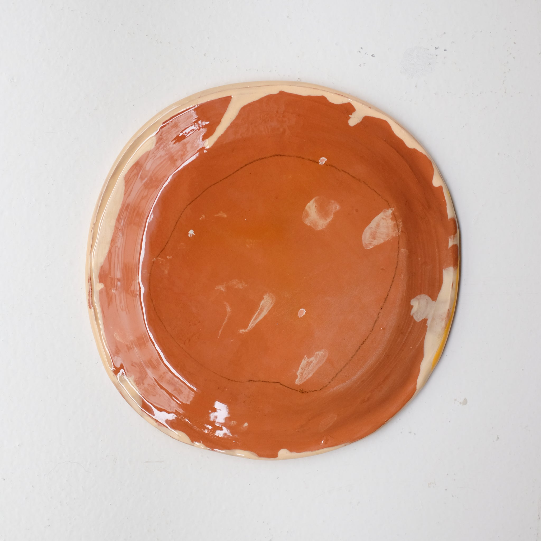 Assiette SU26HB04 en faïence rouge D 19,5cm - Multicolore d'Héloise Bariol chez Brutal Ceramics