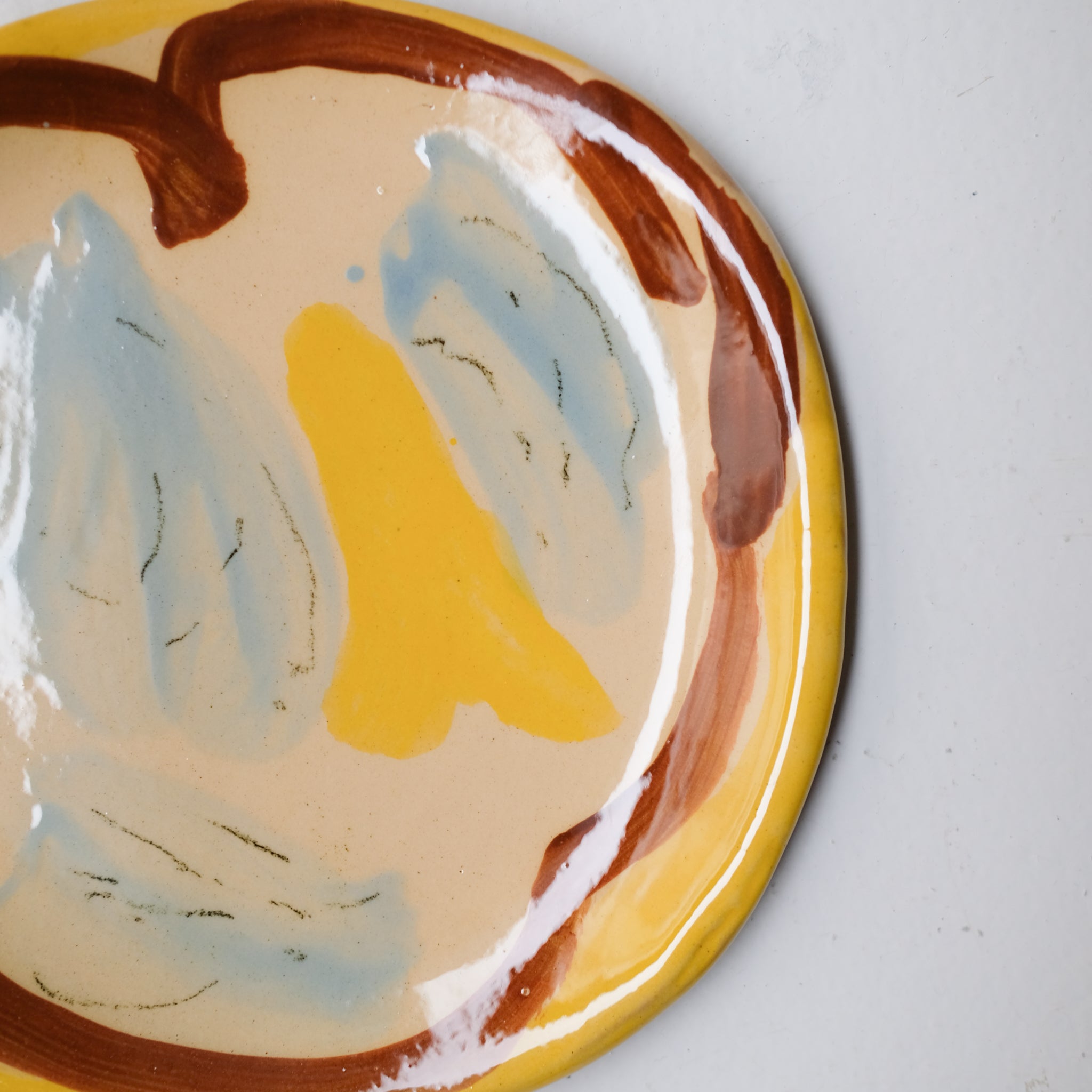 Assiette SU26HB05 en faïence rouge D 19,5cm - Multicolore d'Héloise Bariol chez Brutal Ceramics