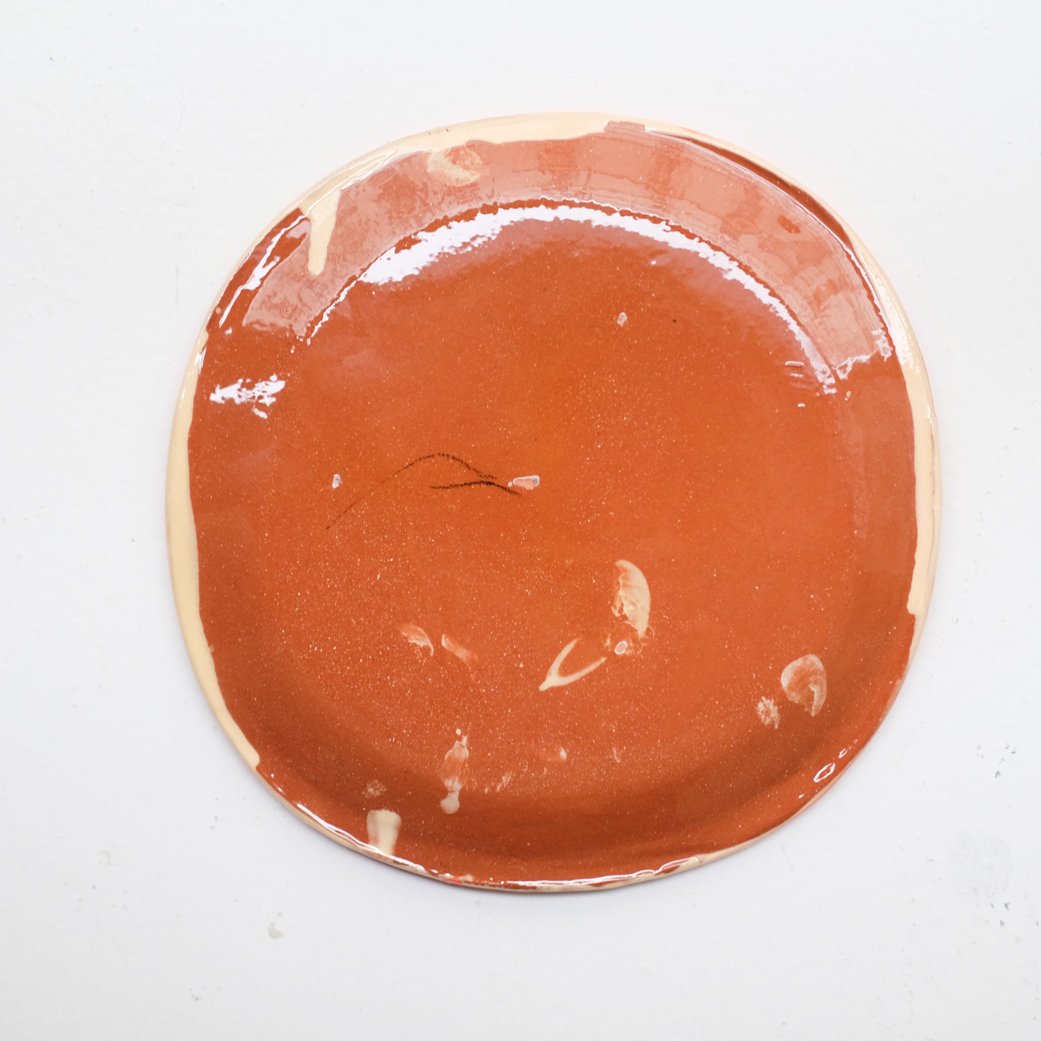 Assiette SU26HB06 en faïence rouge D 19,5cm - Multicolore d'Héloise Bariol chez Brutal Ceramics
