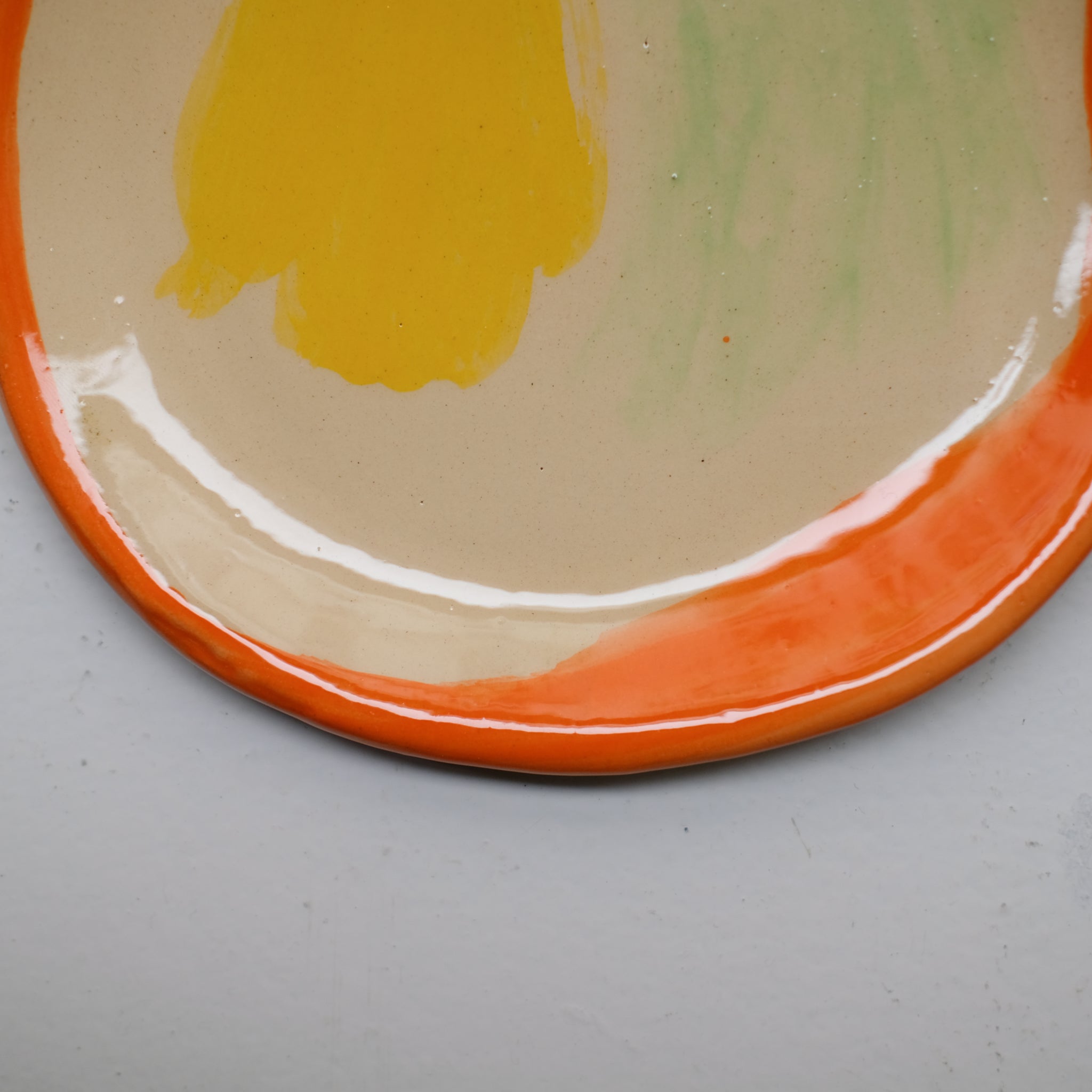 Assiette SU26HB07 en faïence rouge D 19,5cm - Multicolore d'Héloise Bariol chez Brutal Ceramics