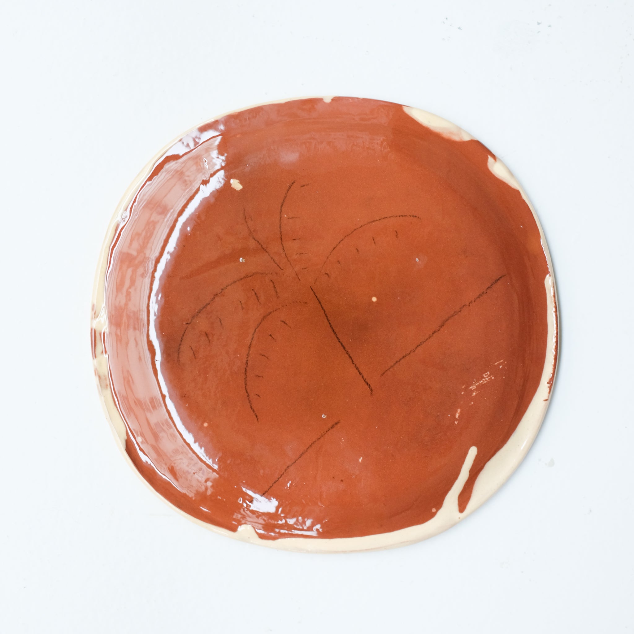 Assiette SU26HB08 en faïence rouge D 19,5cm - Multicolore d'Héloise Bariol chez Brutal Ceramics