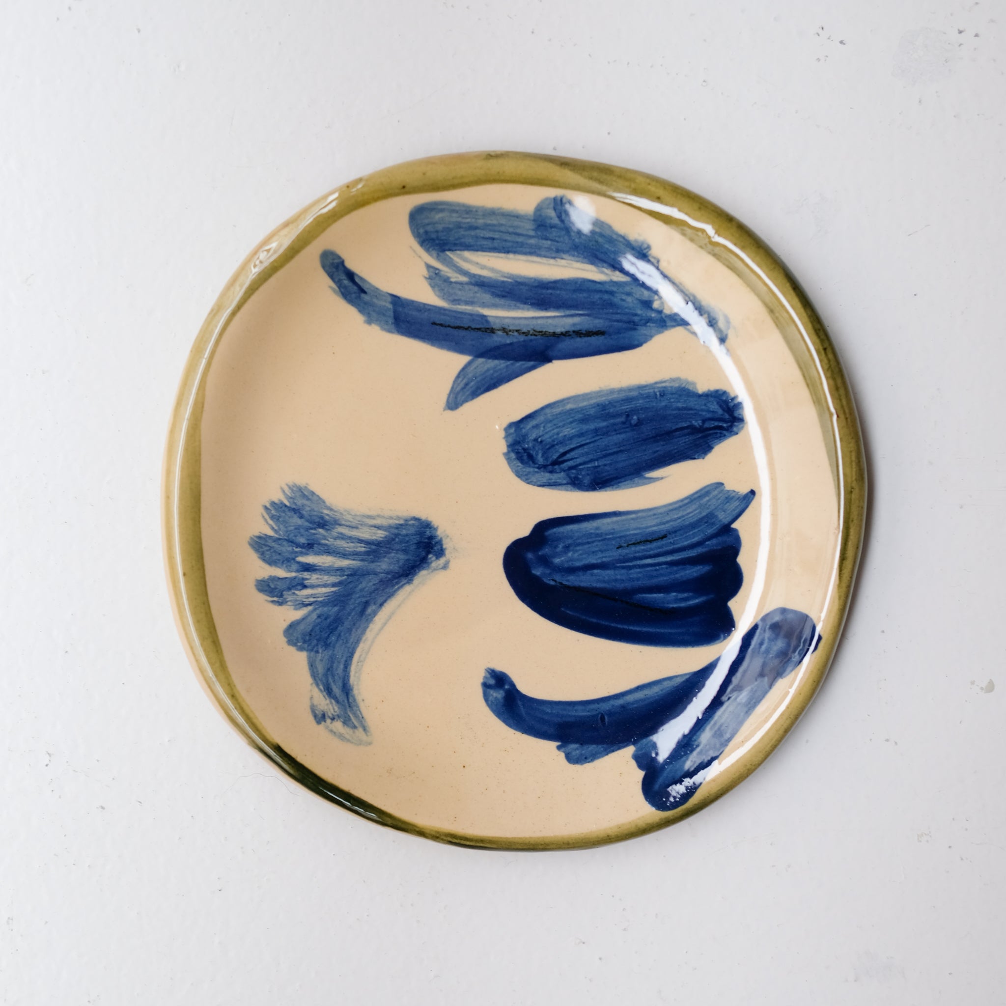 Assiette SU26HB09 en faïence rouge D 19,5cm - Multicolore d'Héloise Bariol chez Brutal Ceramics