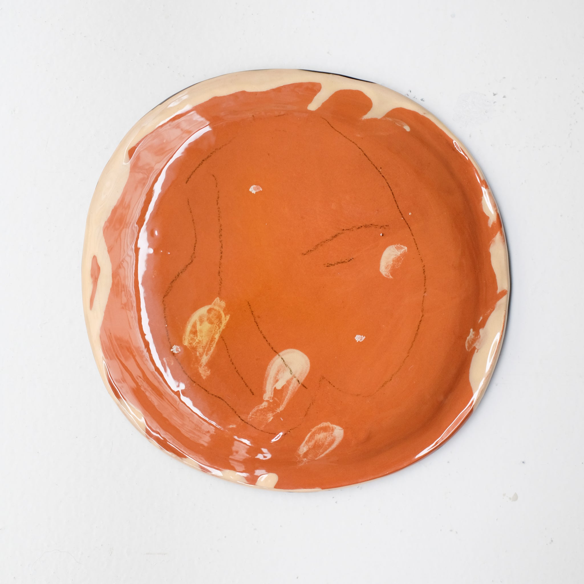 Assiette SU26HB12 en faïence rouge D 19,5cm - Multicolore d'Héloise Bariol chez Brutal Ceramics
