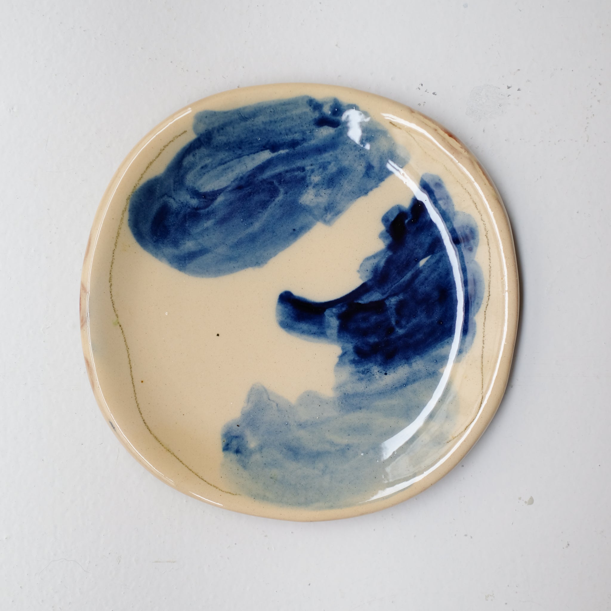 Assiette SU26HB13 en faïence rouge D 19,5cm - Multicolore d'Héloise Bariol chez Brutal Ceramics