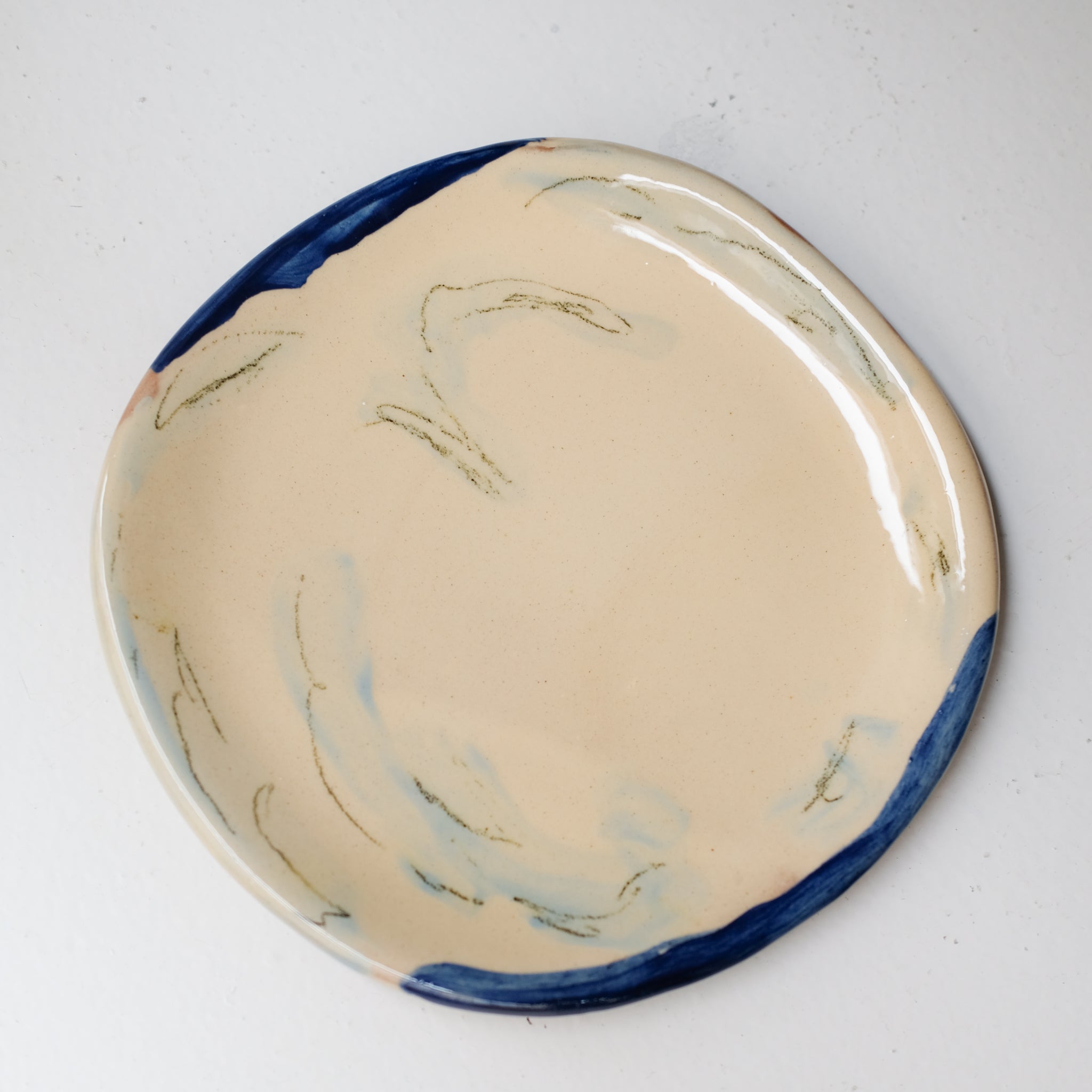 Assiette SU26HB14 en faïence rouge D 19,5cm - Multicolore d'Héloise Bariol chez Brutal Ceramics