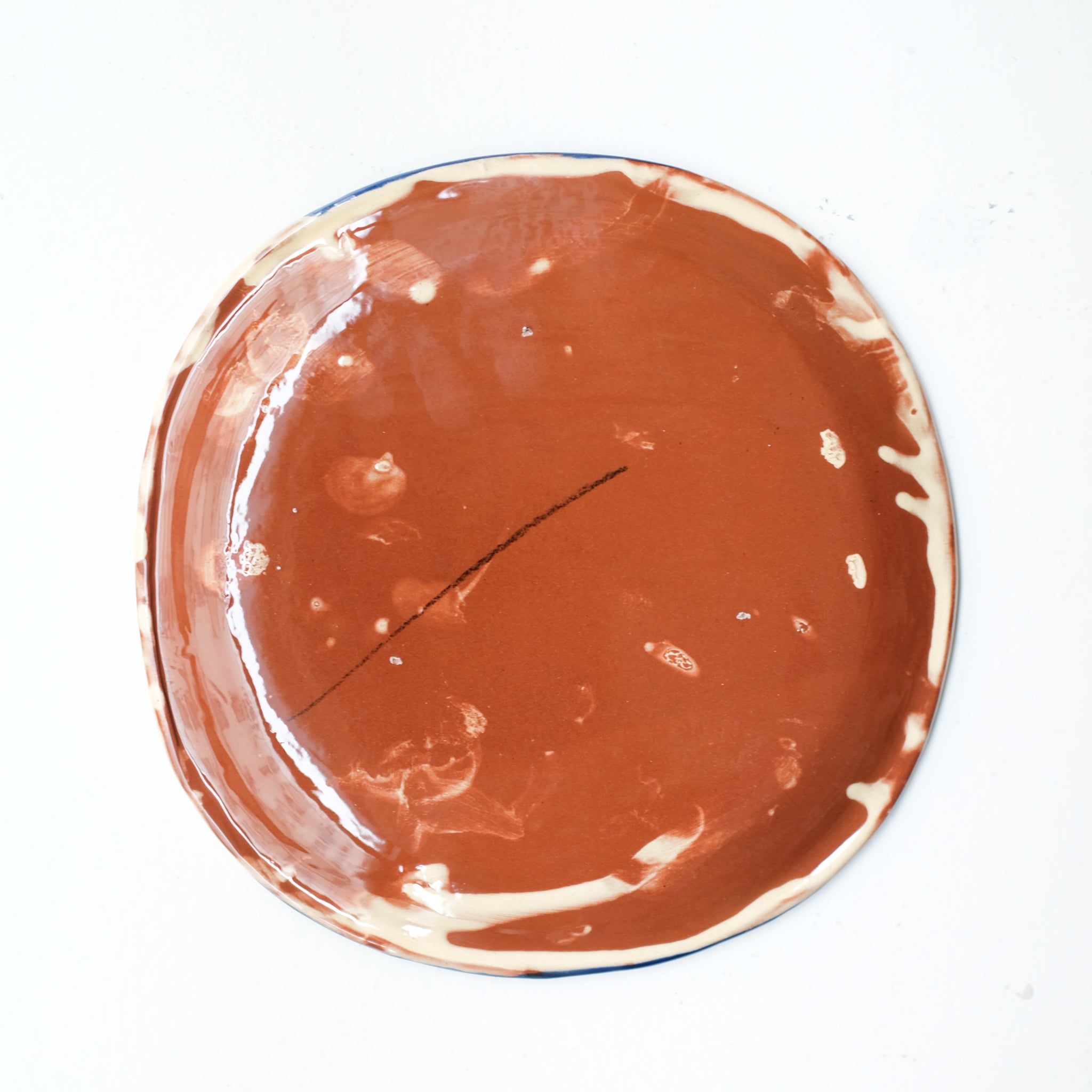 Assiette SU26HB14 en faïence rouge D 19,5cm - Multicolore d'Héloise Bariol chez Brutal Ceramics