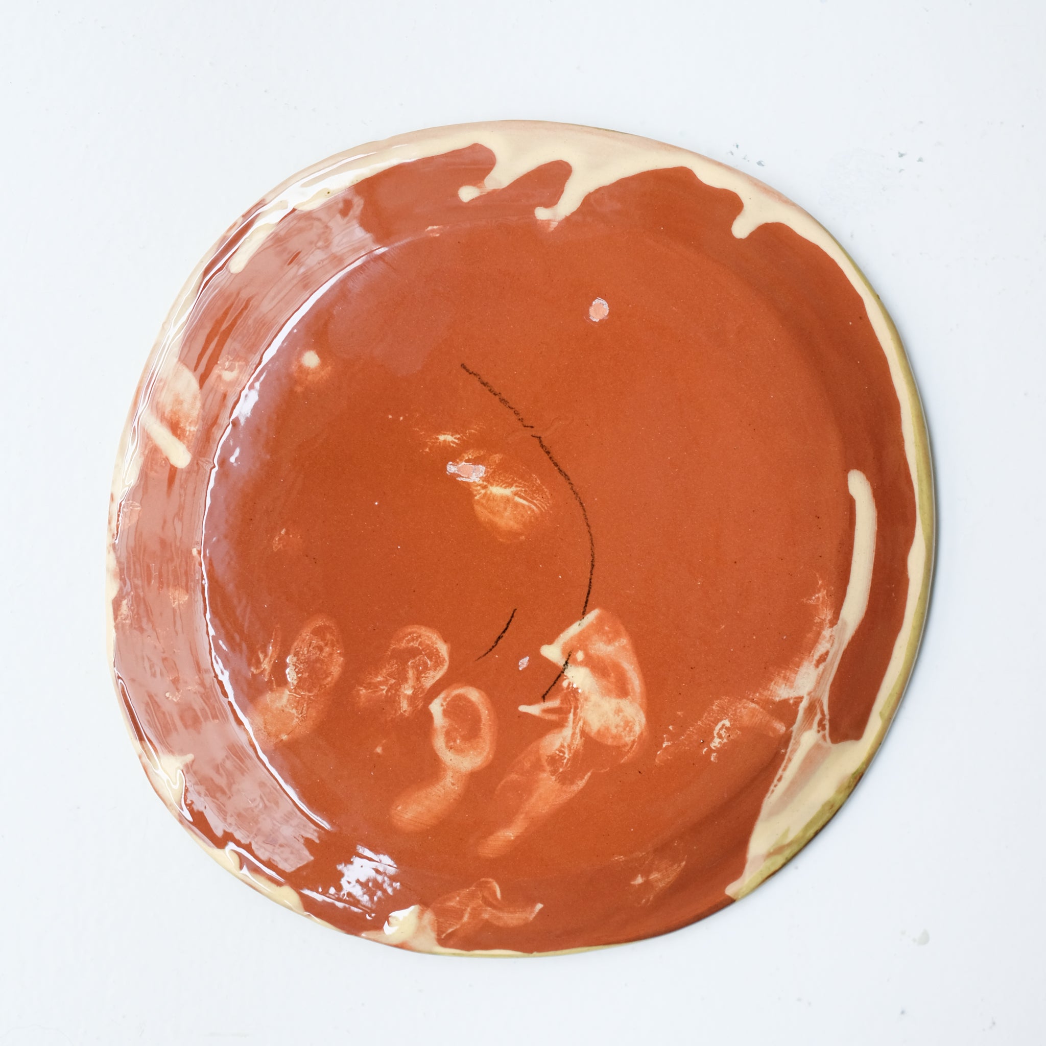 Assiette SU26HB15 en faïence rouge D 19,5cm - Multicolore d'Héloise Bariol chez Brutal Ceramics