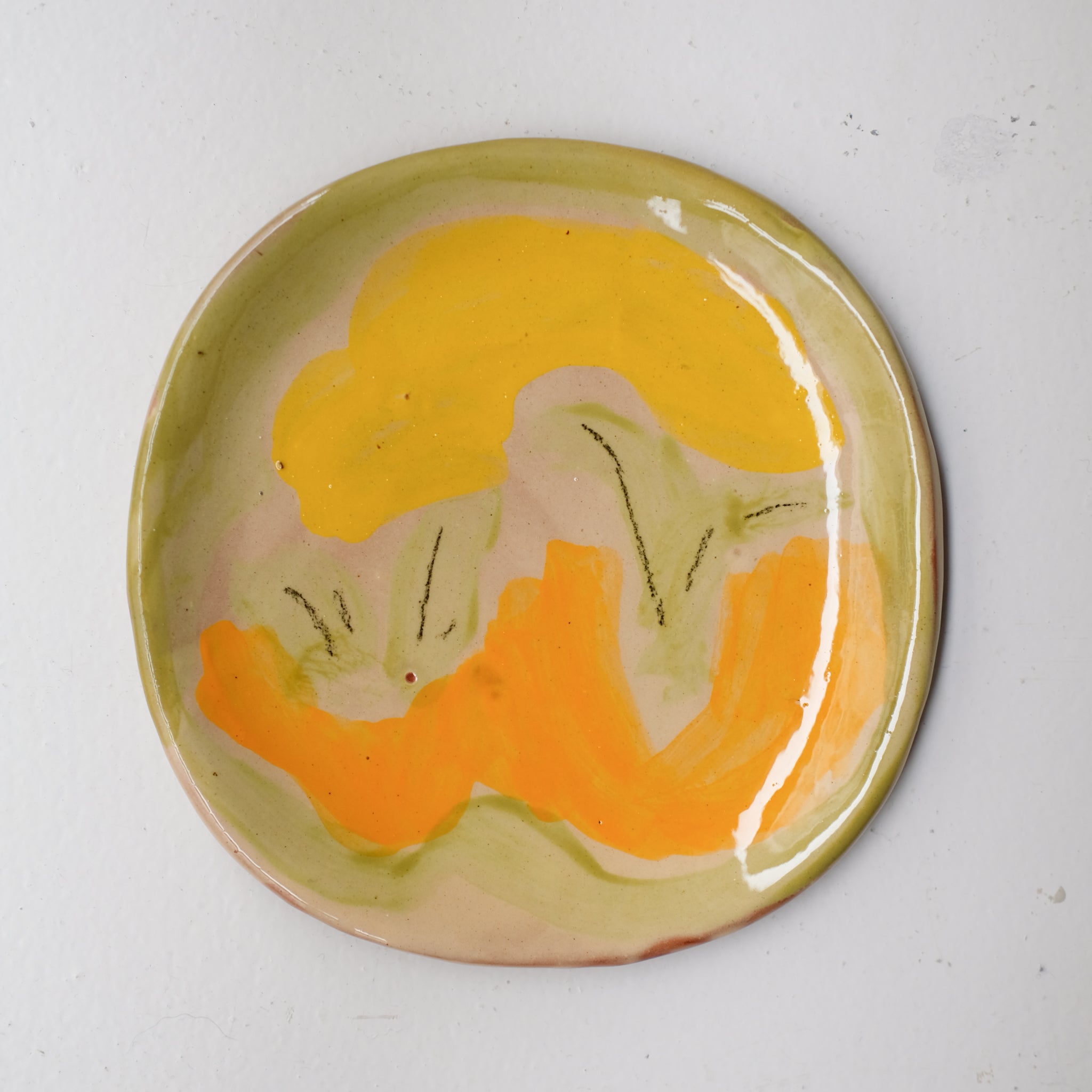 Assiette SU26HB16 en faïence rouge D 19,5cm - Multicolore d'Héloise Bariol chez Brutal Ceramics