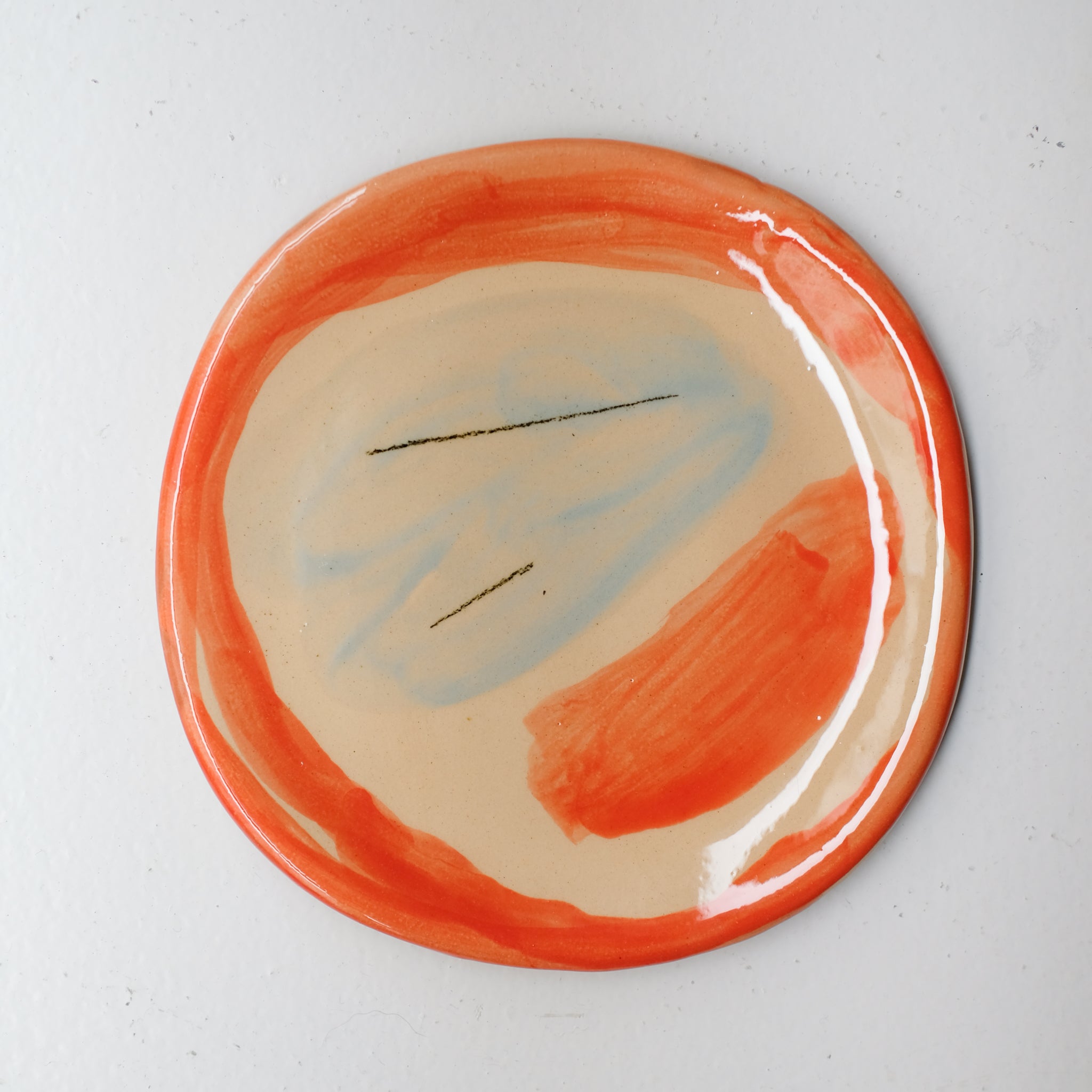 Assiette SU26HB19 en faïence rouge D 19,5cm - Multicolore d'Héloise Bariol chez Brutal Ceramics