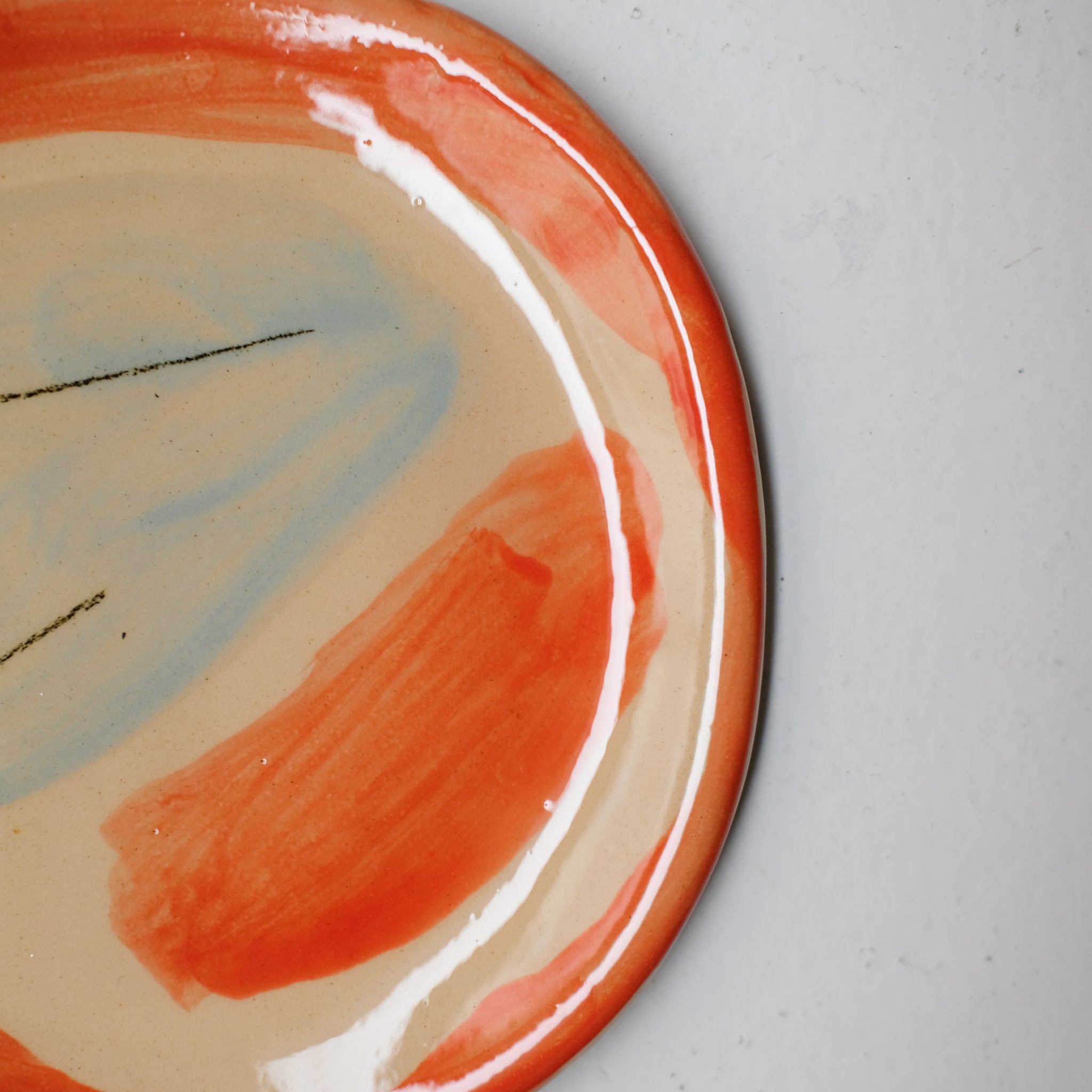 Assiette SU26HB19 en faïence rouge D 19,5cm - Multicolore d'Héloise Bariol chez Brutal Ceramics
