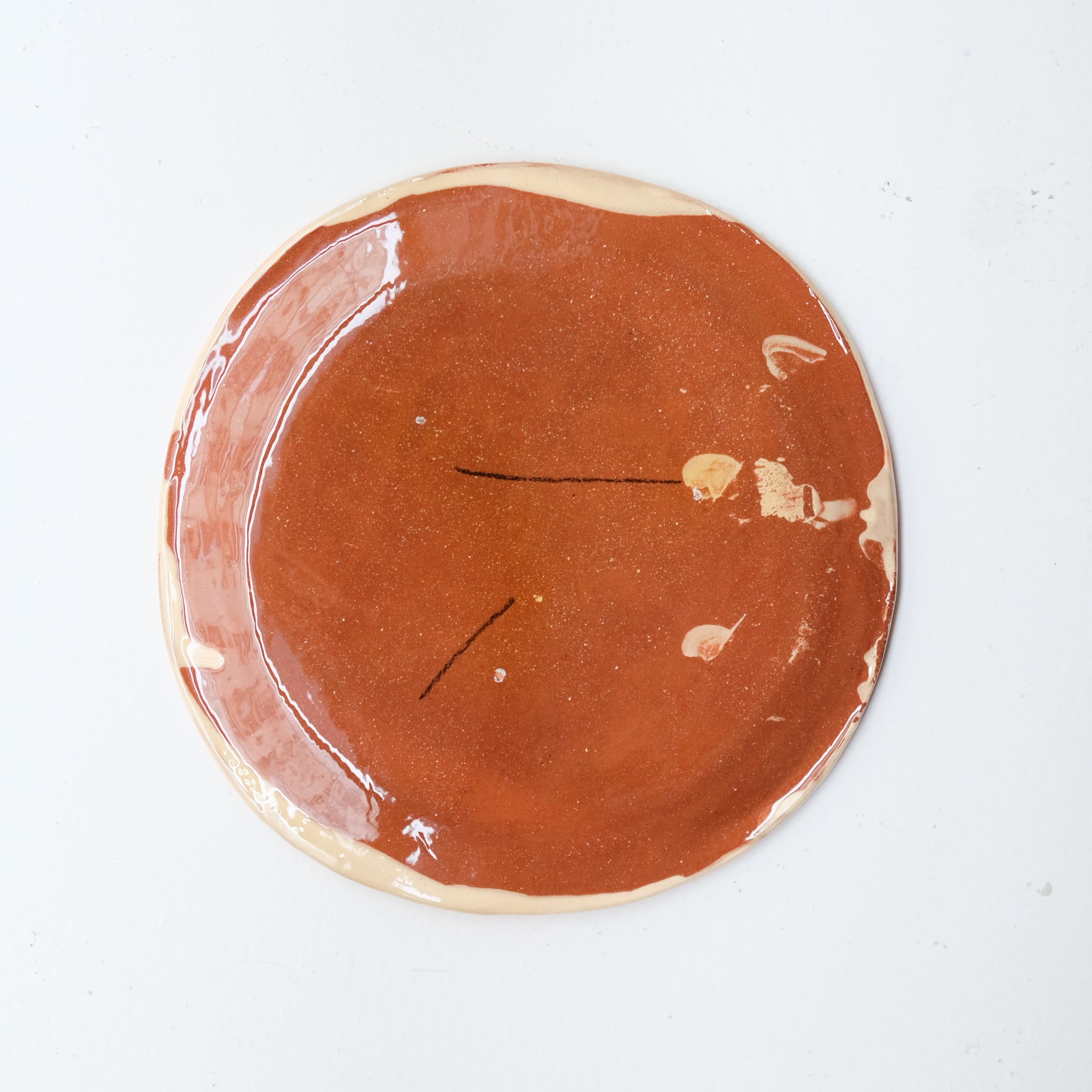 Assiette SU26HB19 en faïence rouge D 19,5cm - Multicolore d'Héloise Bariol chez Brutal Ceramics