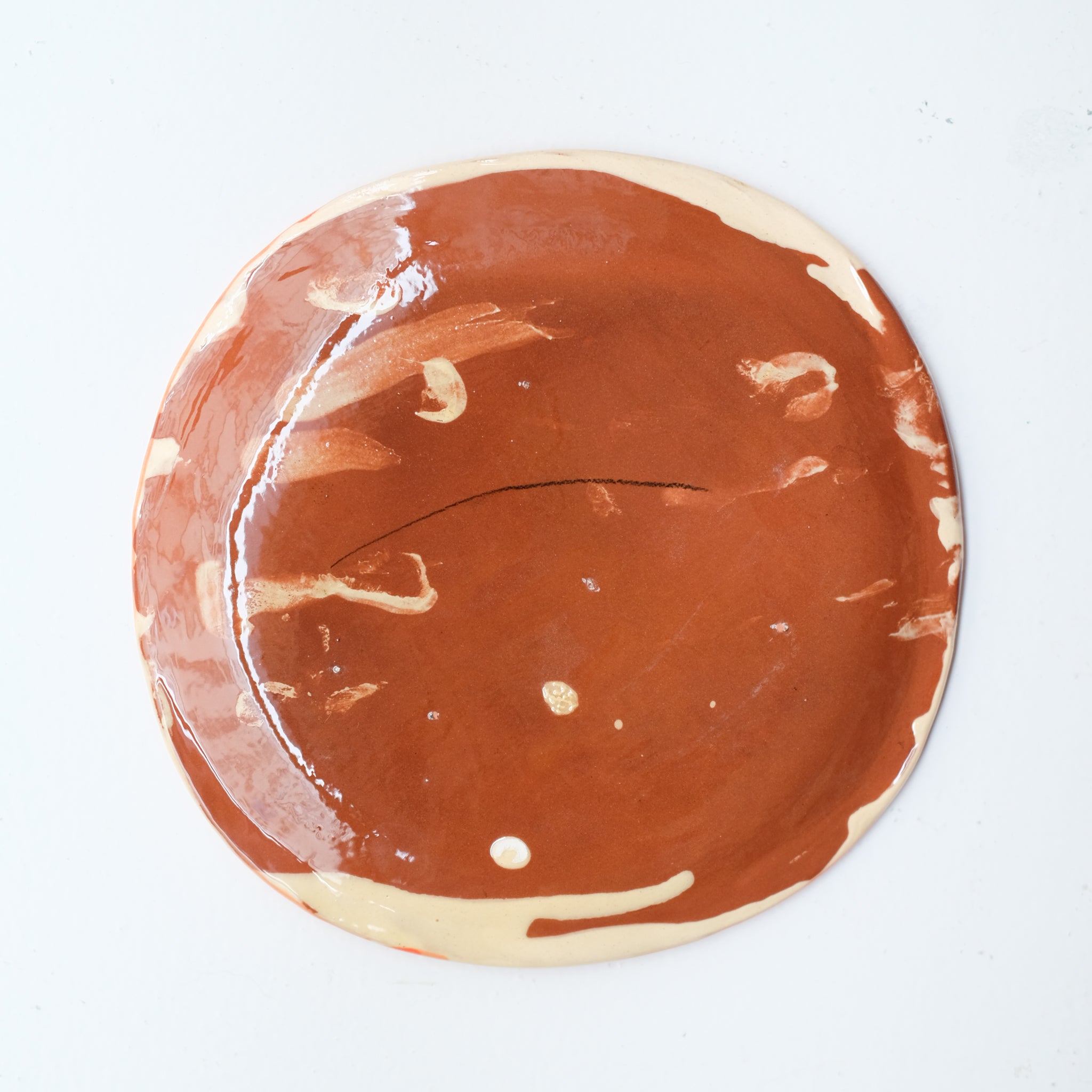 Assiette SU26HB20 en faïence rouge D 19,5cm - Multicolore d'Héloise Bariol chez Brutal Ceramics