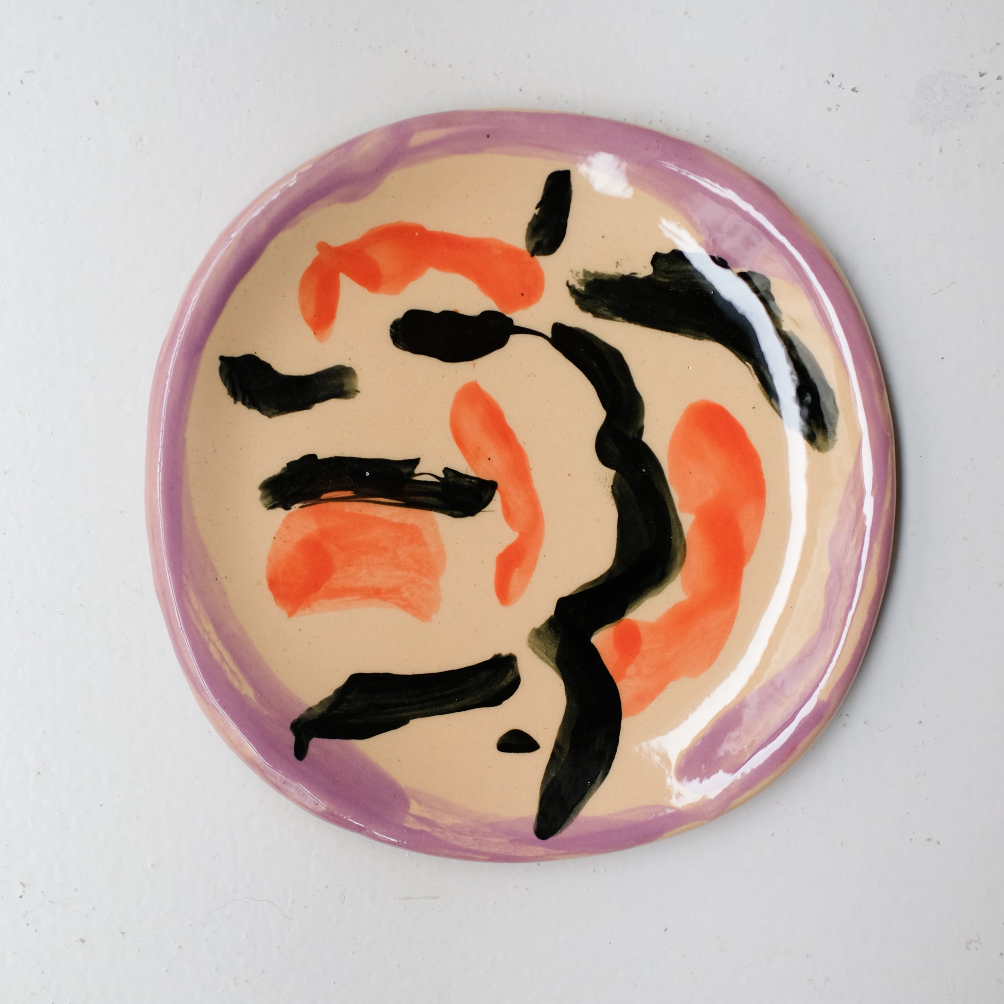 Assiette SU26HB21 en faïence rouge D 19,5cm - Multicolore d'Héloise Bariol chez Brutal Ceramics