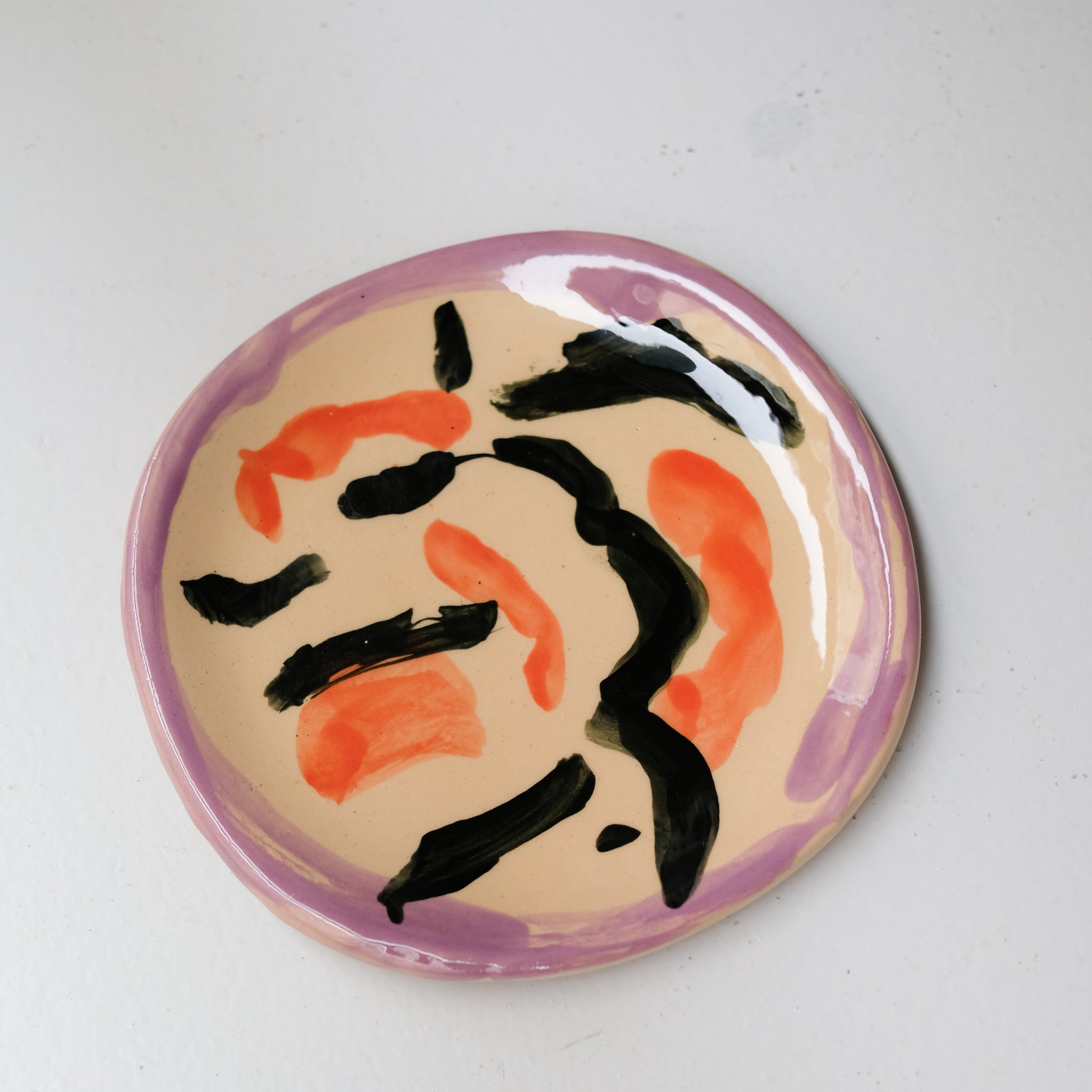 Assiette SU26HB21 en faïence rouge D 19,5cm - Multicolore d'Héloise Bariol chez Brutal Ceramics