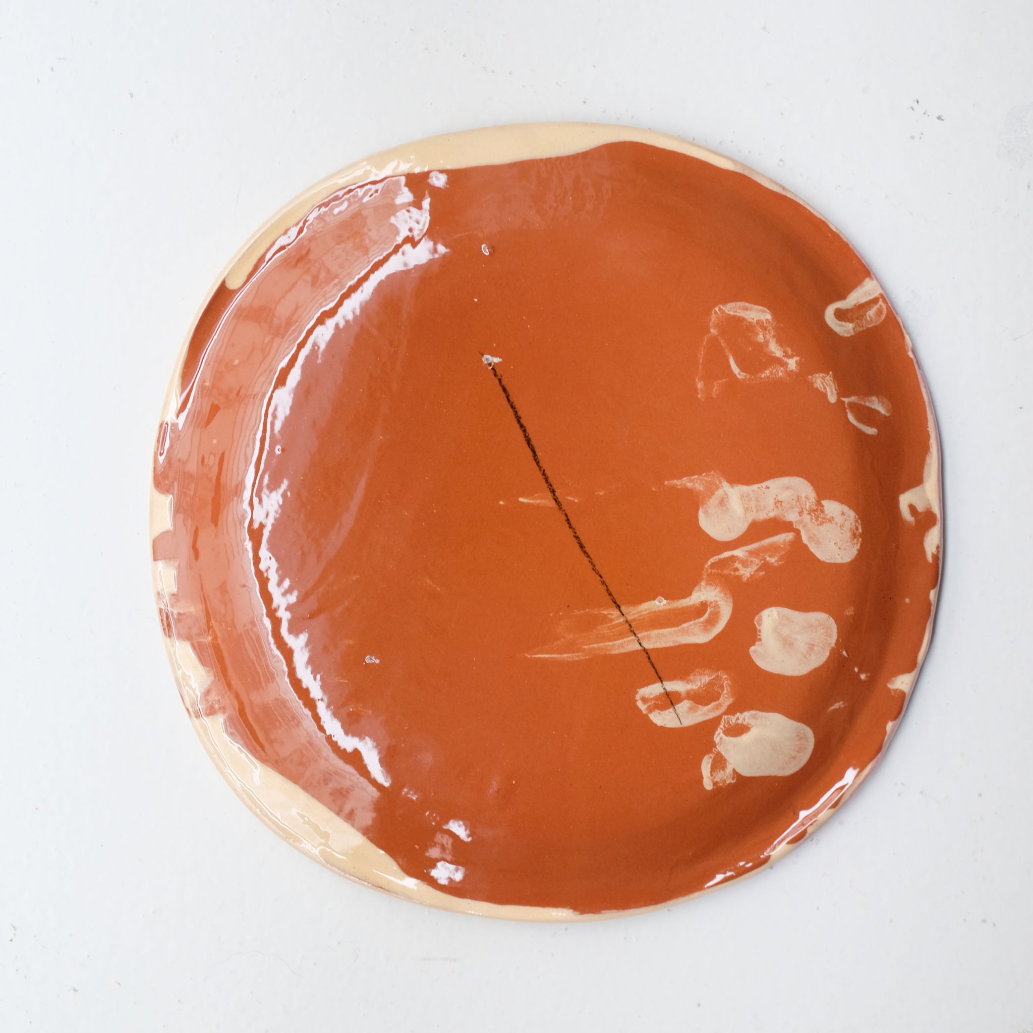 Assiette SU26HB21 en faïence rouge D 19,5cm - Multicolore d'Héloise Bariol chez Brutal Ceramics