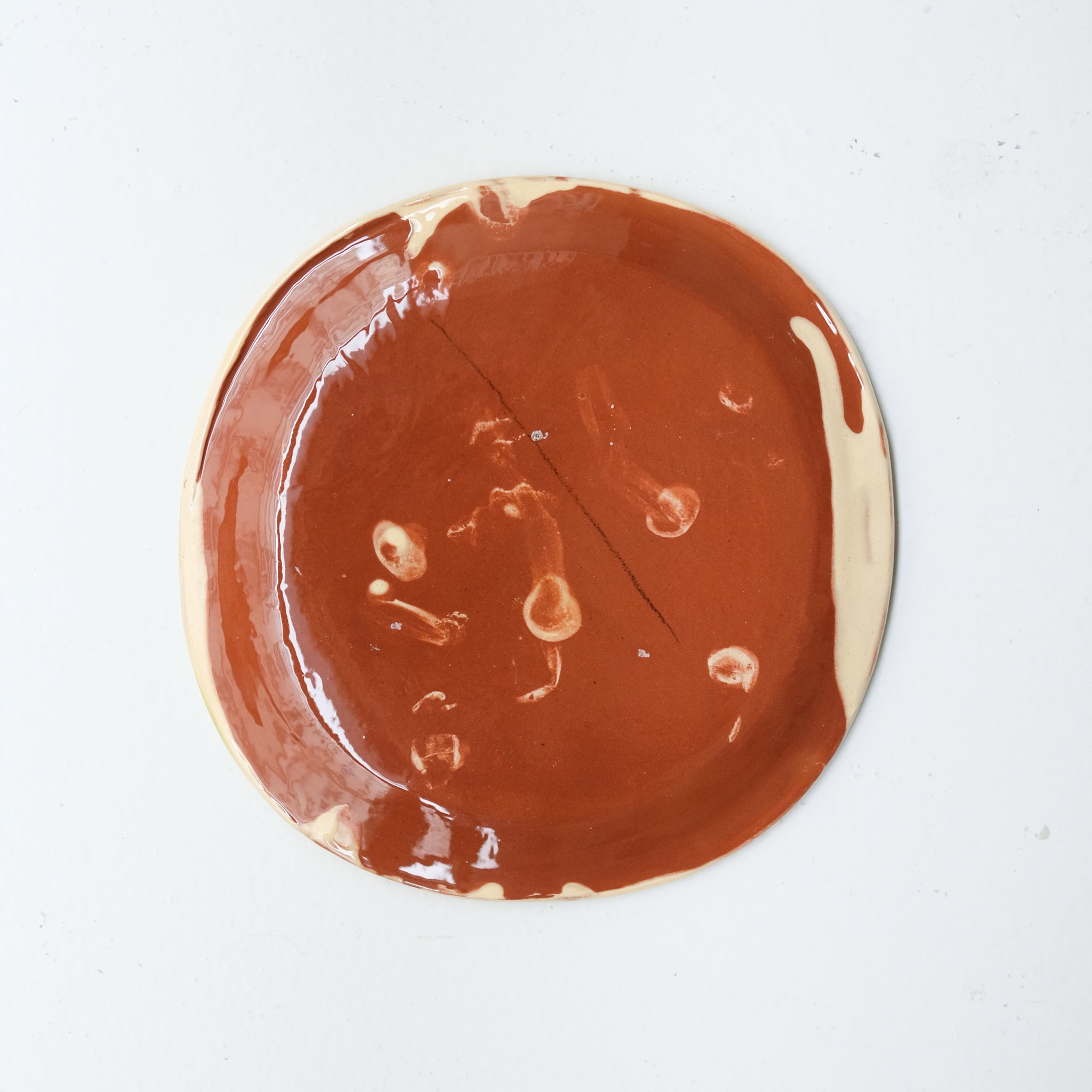 Assiette SU26HB22 en faïence rouge D 19,5cm - Multicolore d'Héloise Bariol chez Brutal Ceramics