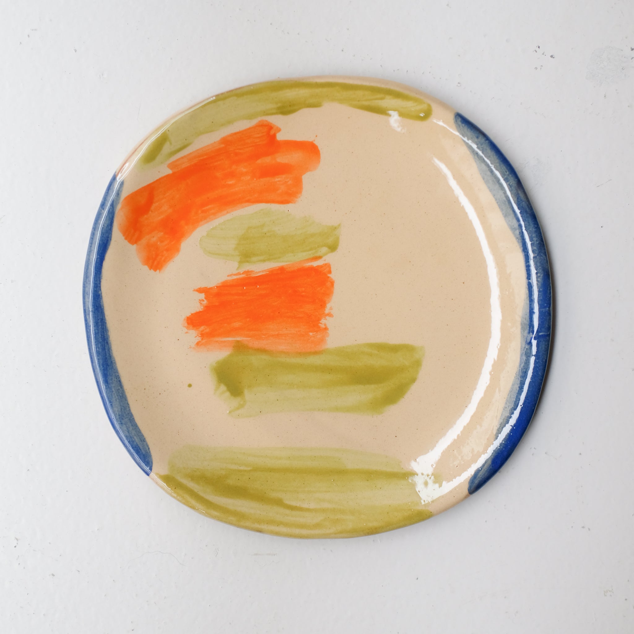 Assiette SU26HB23 en faïence rouge D 19,5cm - Multicolore d'Héloise Bariol chez Brutal Ceramics