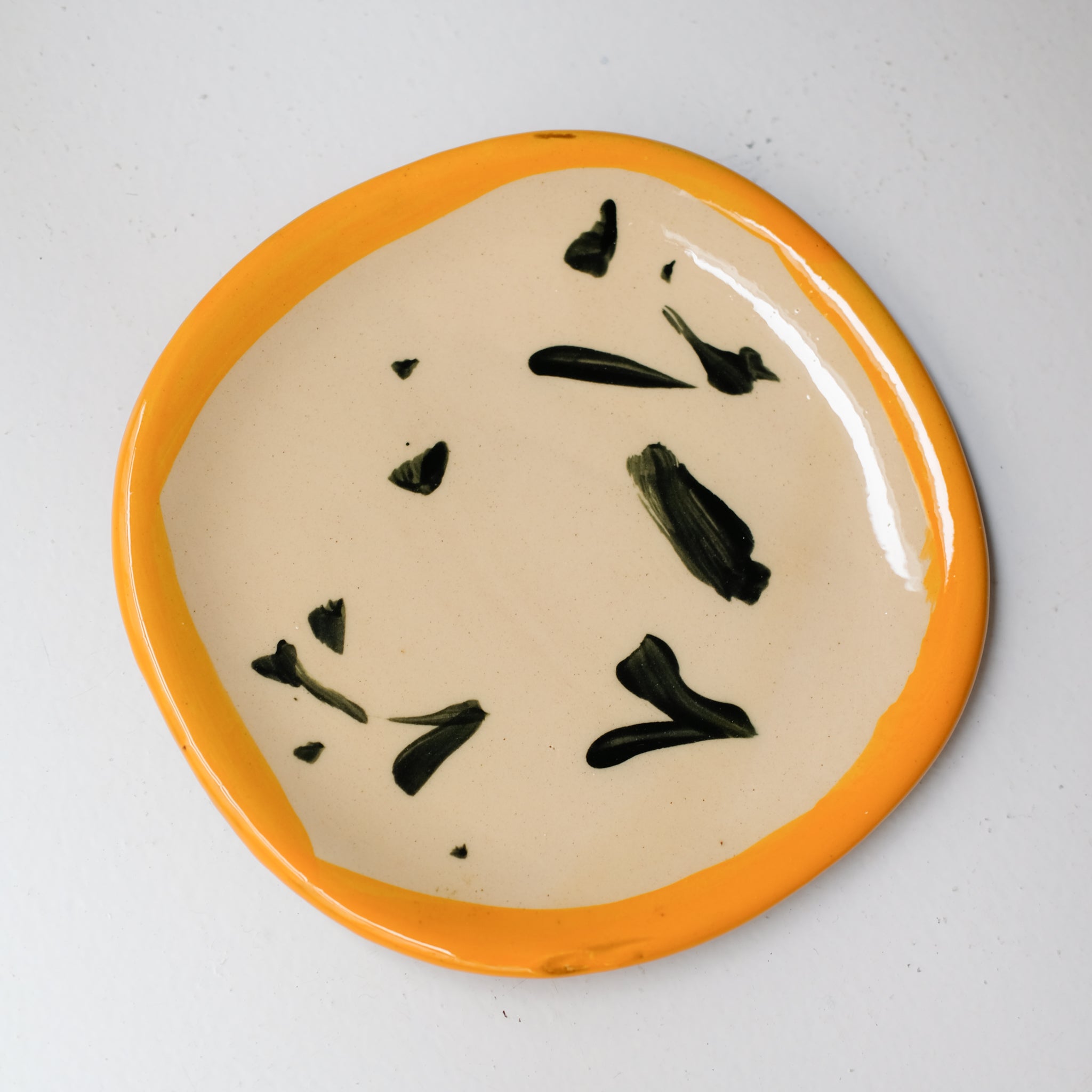 Assiette SU26HB24 en faïence rouge D 19,5cm - Multicolore d'Héloise Bariol chez Brutal Ceramics
