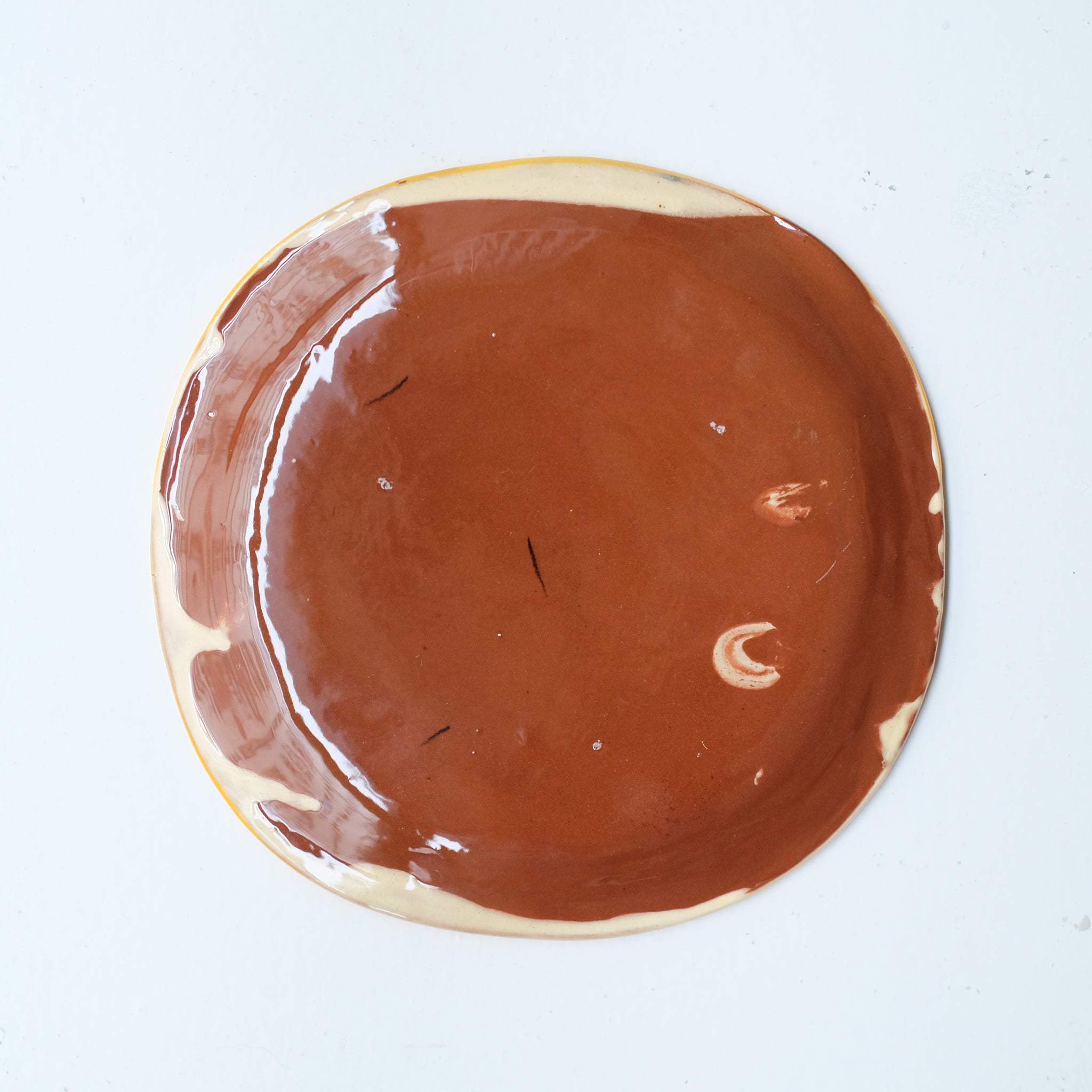 Assiette SU26HB24 en faïence rouge D 19,5cm - Multicolore d'Héloise Bariol chez Brutal Ceramics