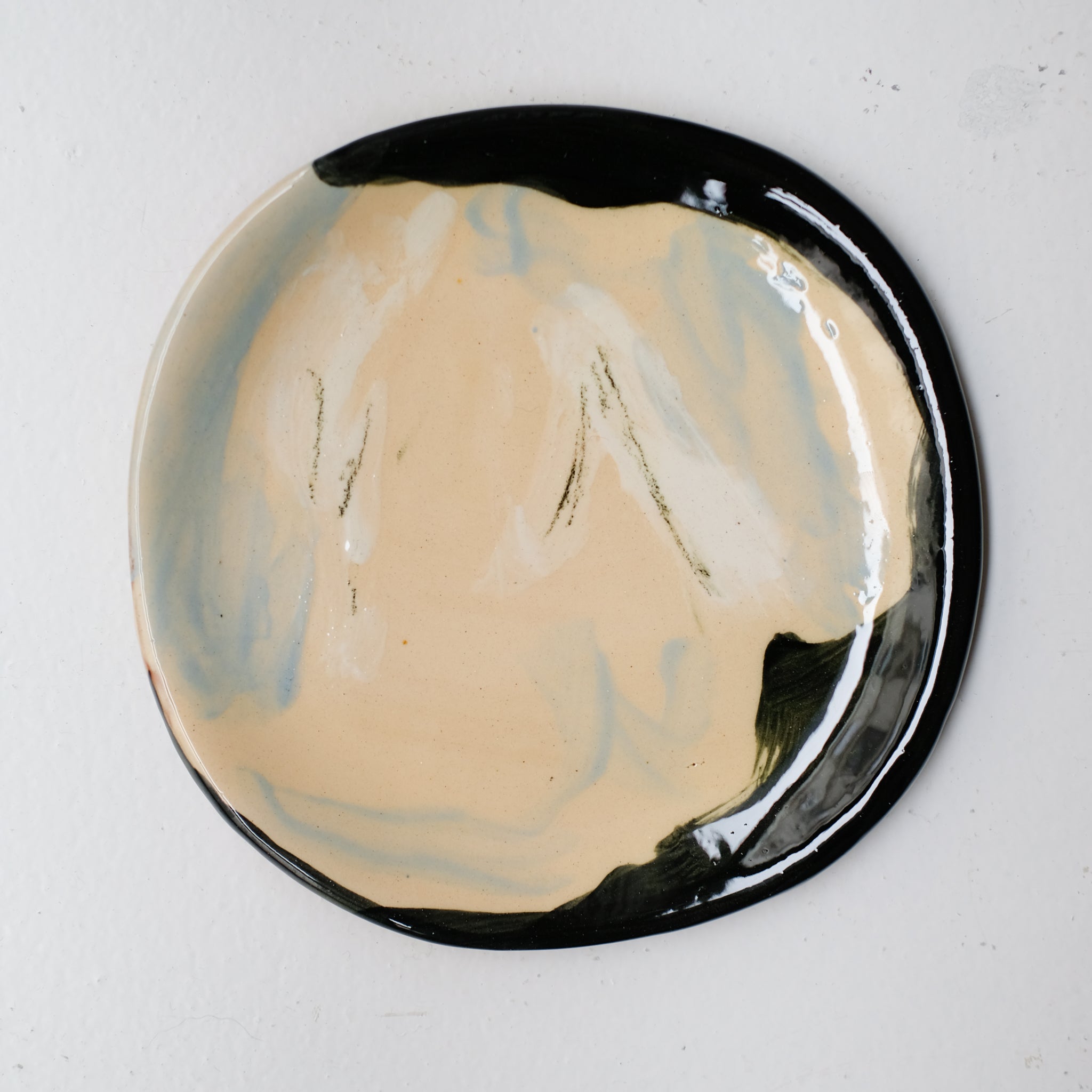 Assiette SU26HB25 en faïence rouge D 19,5cm - Multicolore d'Héloise Bariol chez Brutal Ceramics